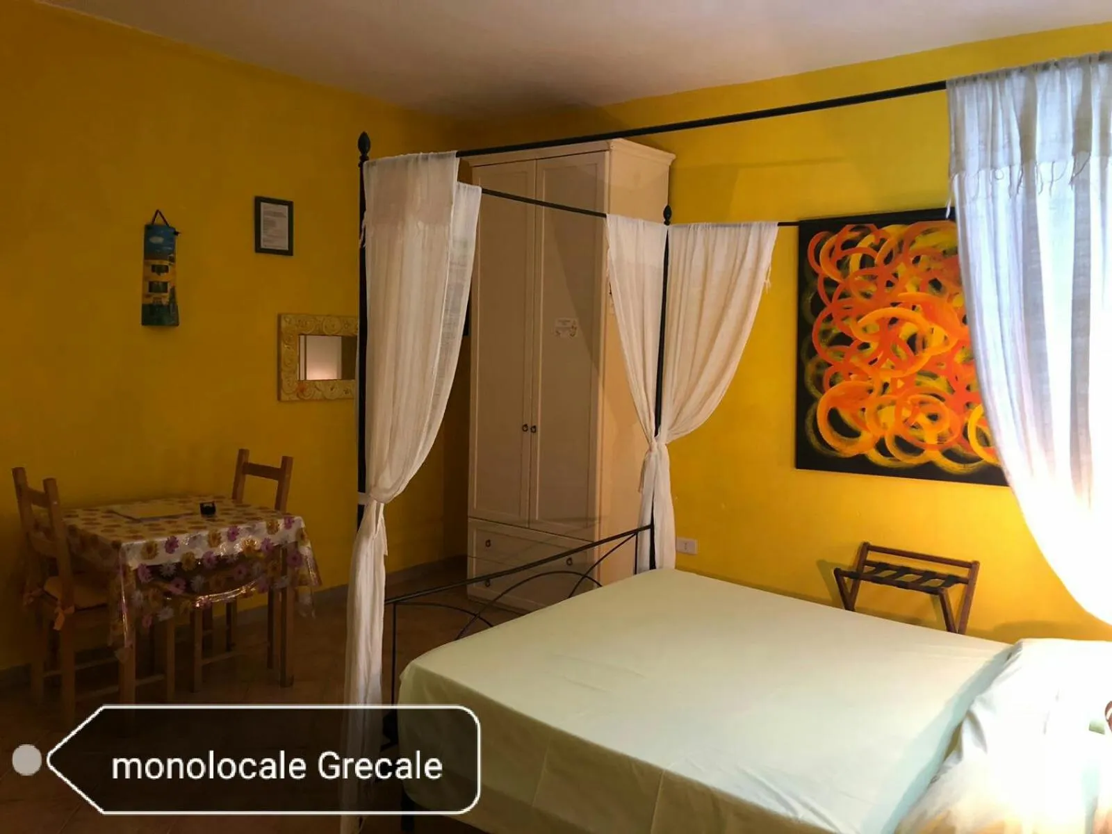 Dining area, Bed in Villa Isabella