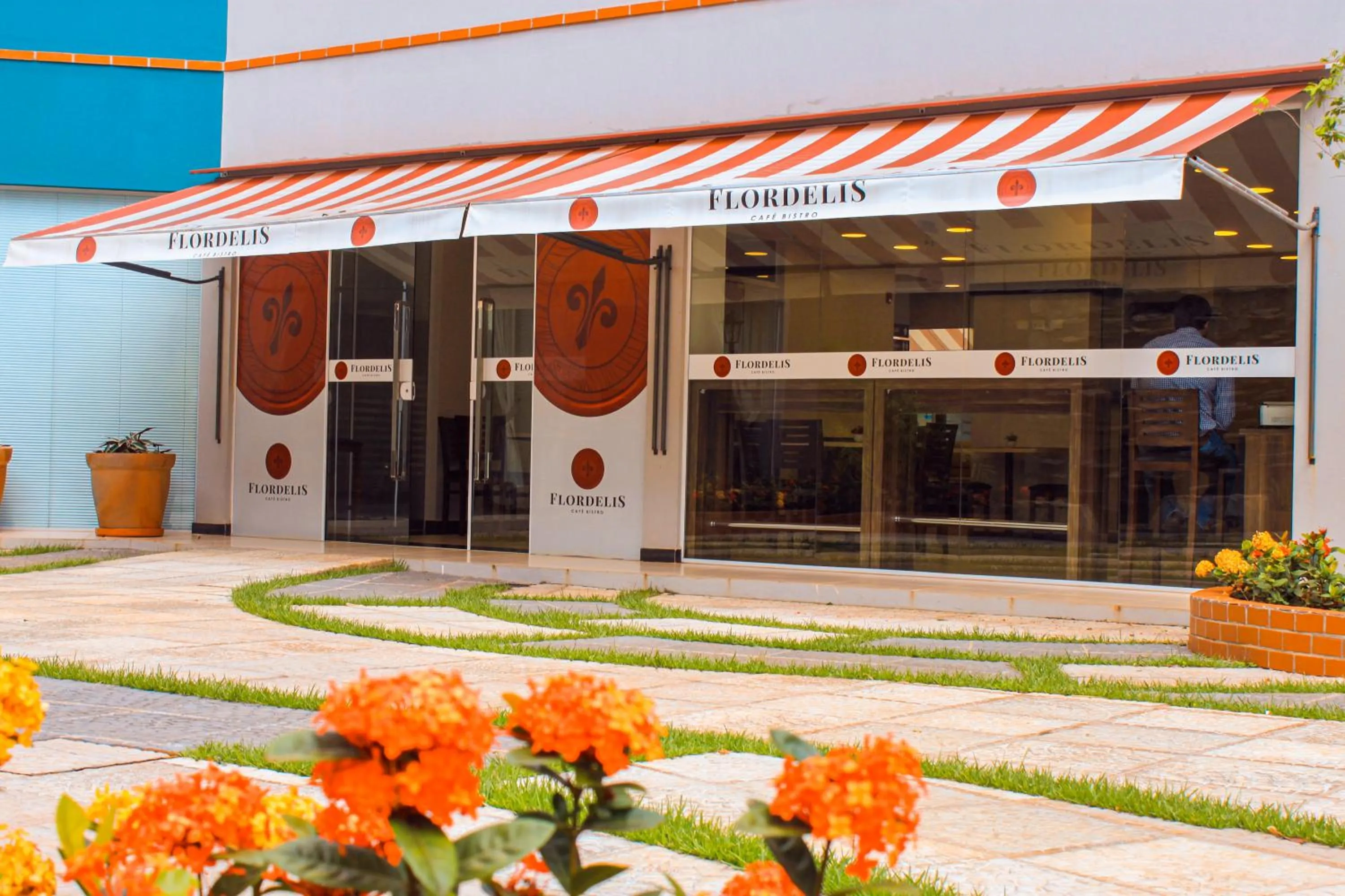 Restaurant/places to eat in Nova Hotel