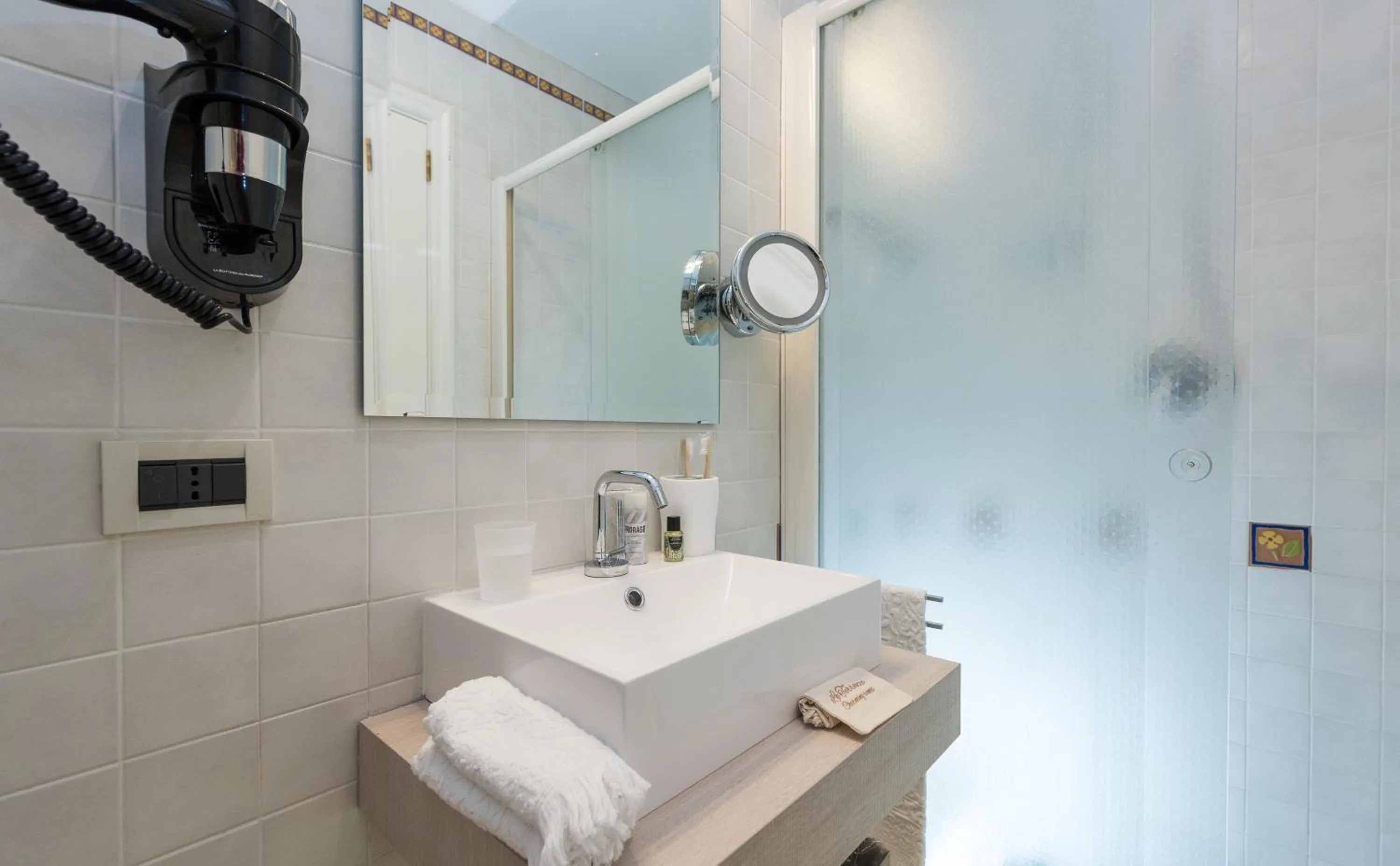 Shower in Villa Le Terrazze Charming Rooms