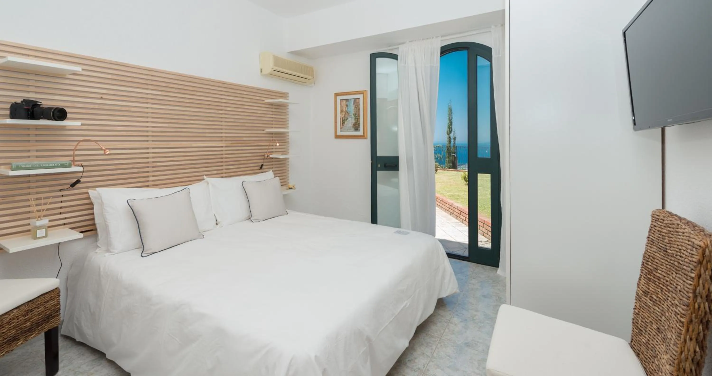 View (from property/room), Bed in Villa Le Terrazze Charming Rooms