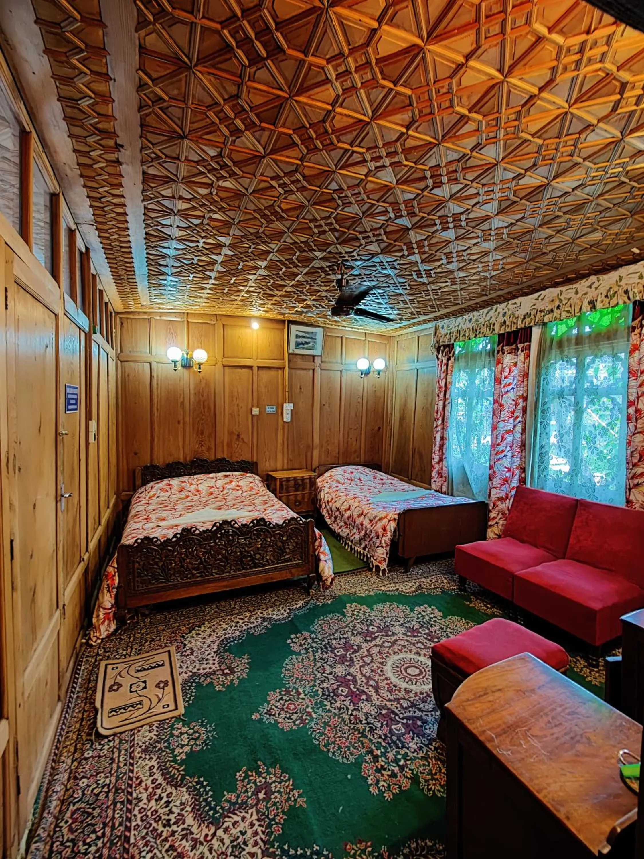 Photo of the whole room in Shiraz Deluxe Houseboat