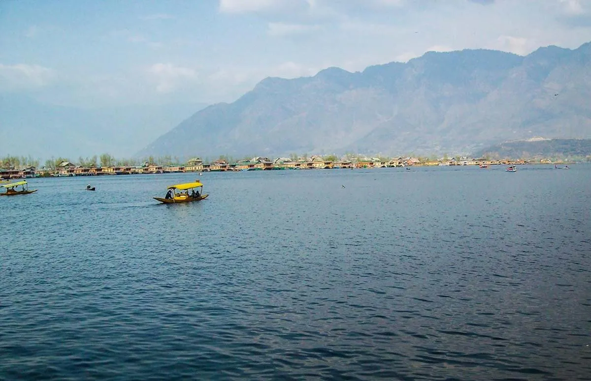River view in Shiraz Deluxe Houseboat