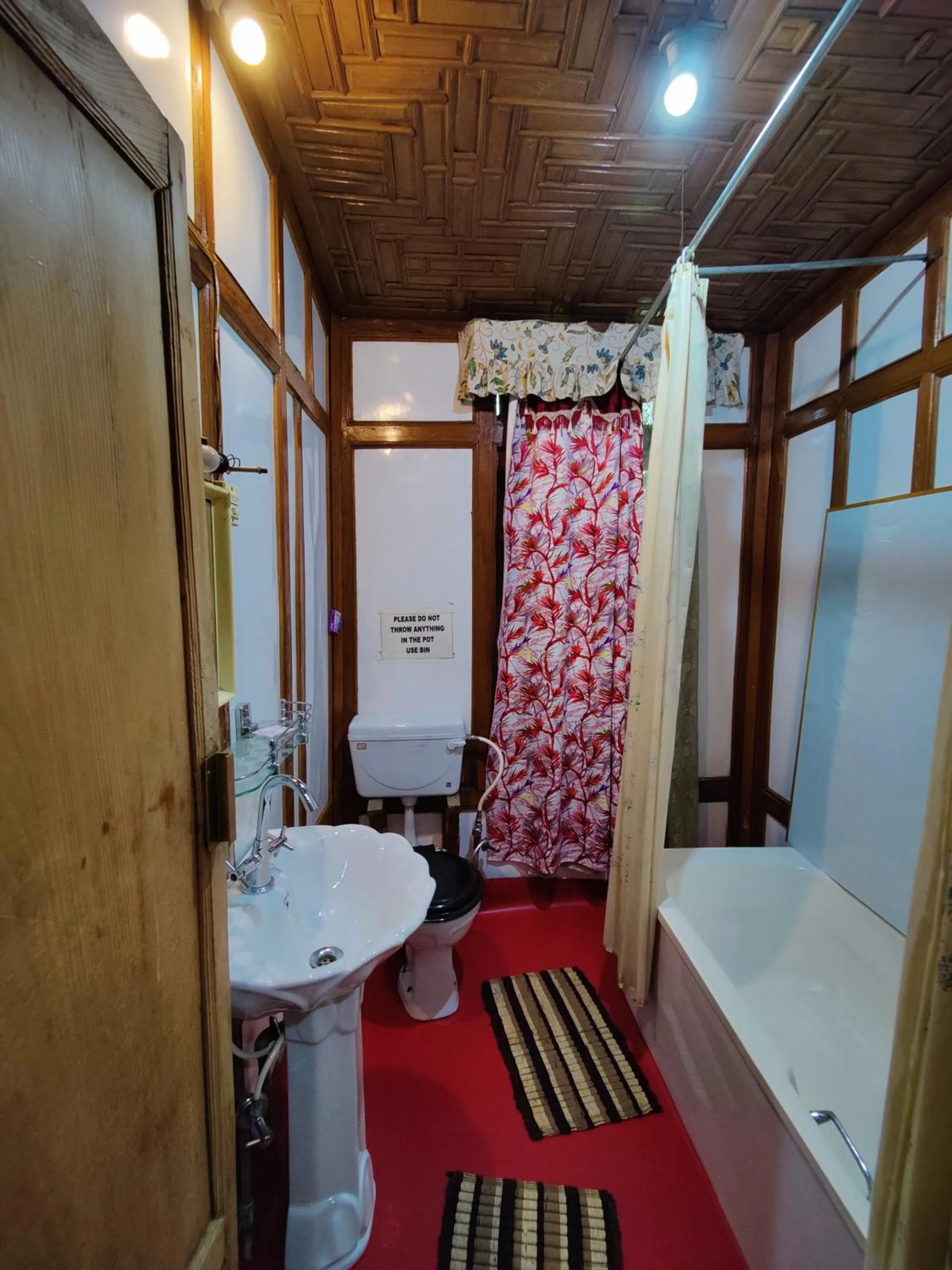 Bathroom in Shiraz Deluxe Houseboat