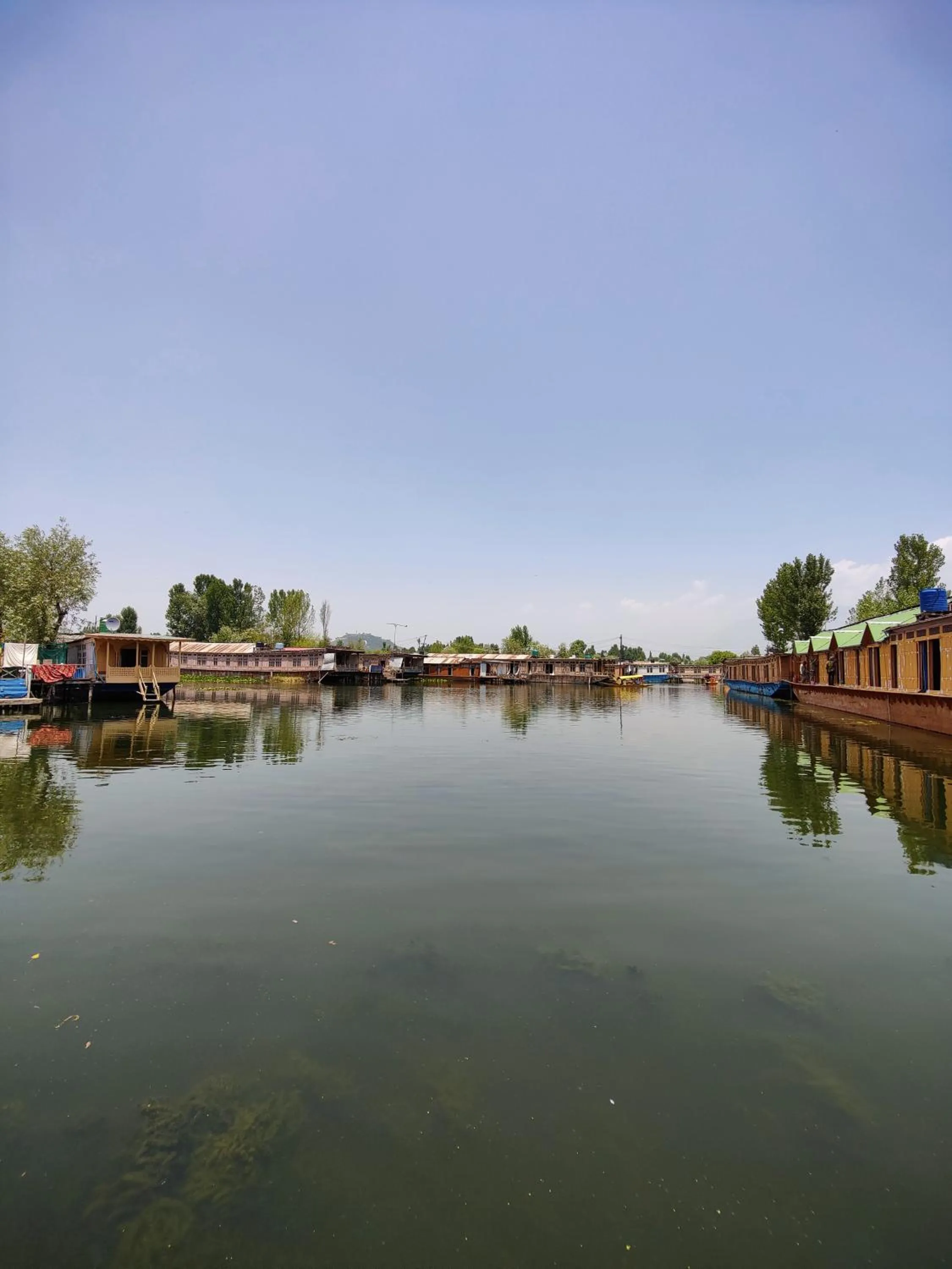 Lake view in Shiraz Deluxe Houseboat