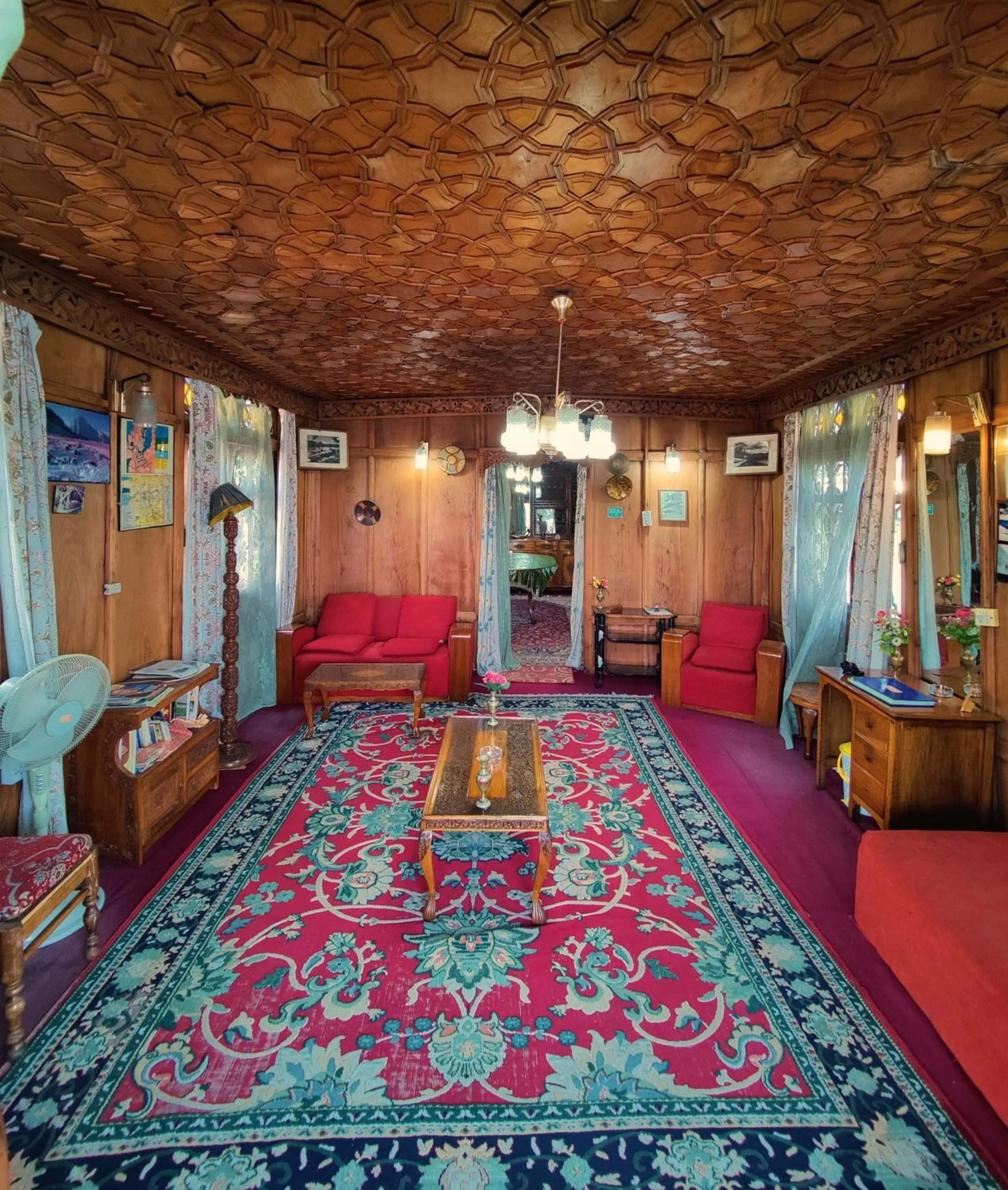 Lobby or reception in Shiraz Deluxe Houseboat