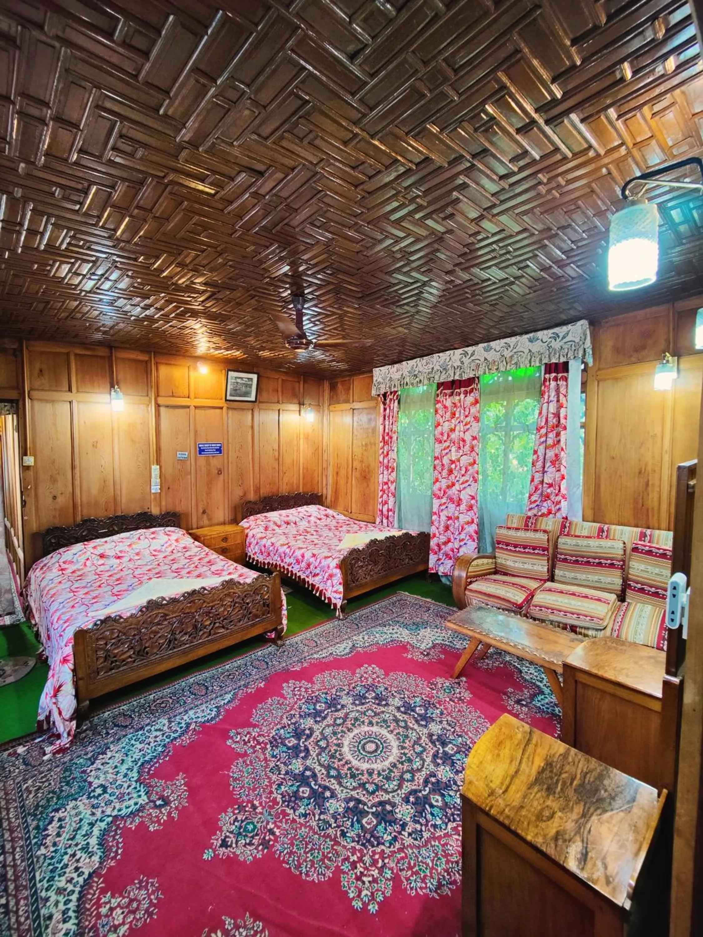 Photo of the whole room in Shiraz Deluxe Houseboat