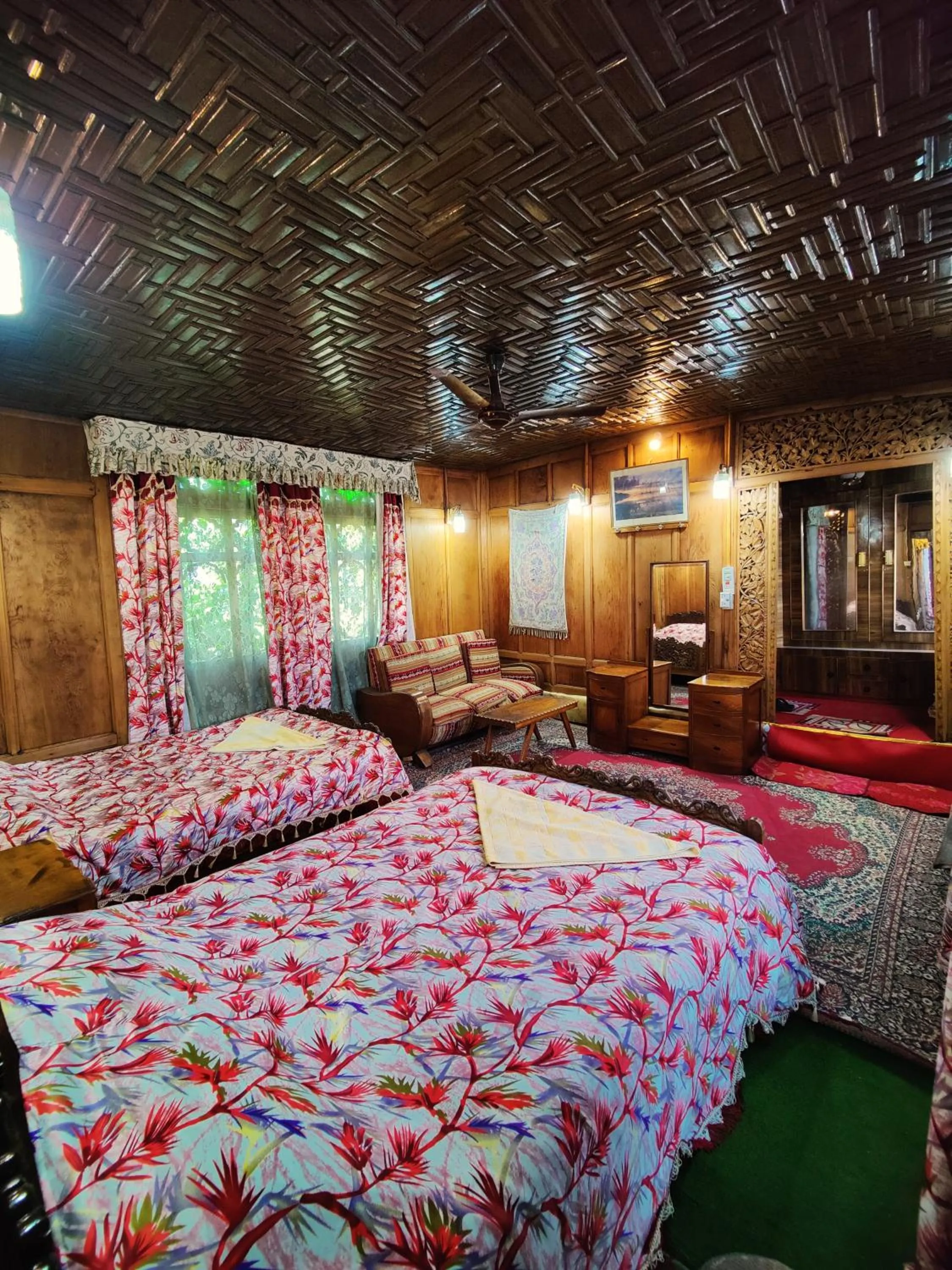 Bed in Shiraz Deluxe Houseboat