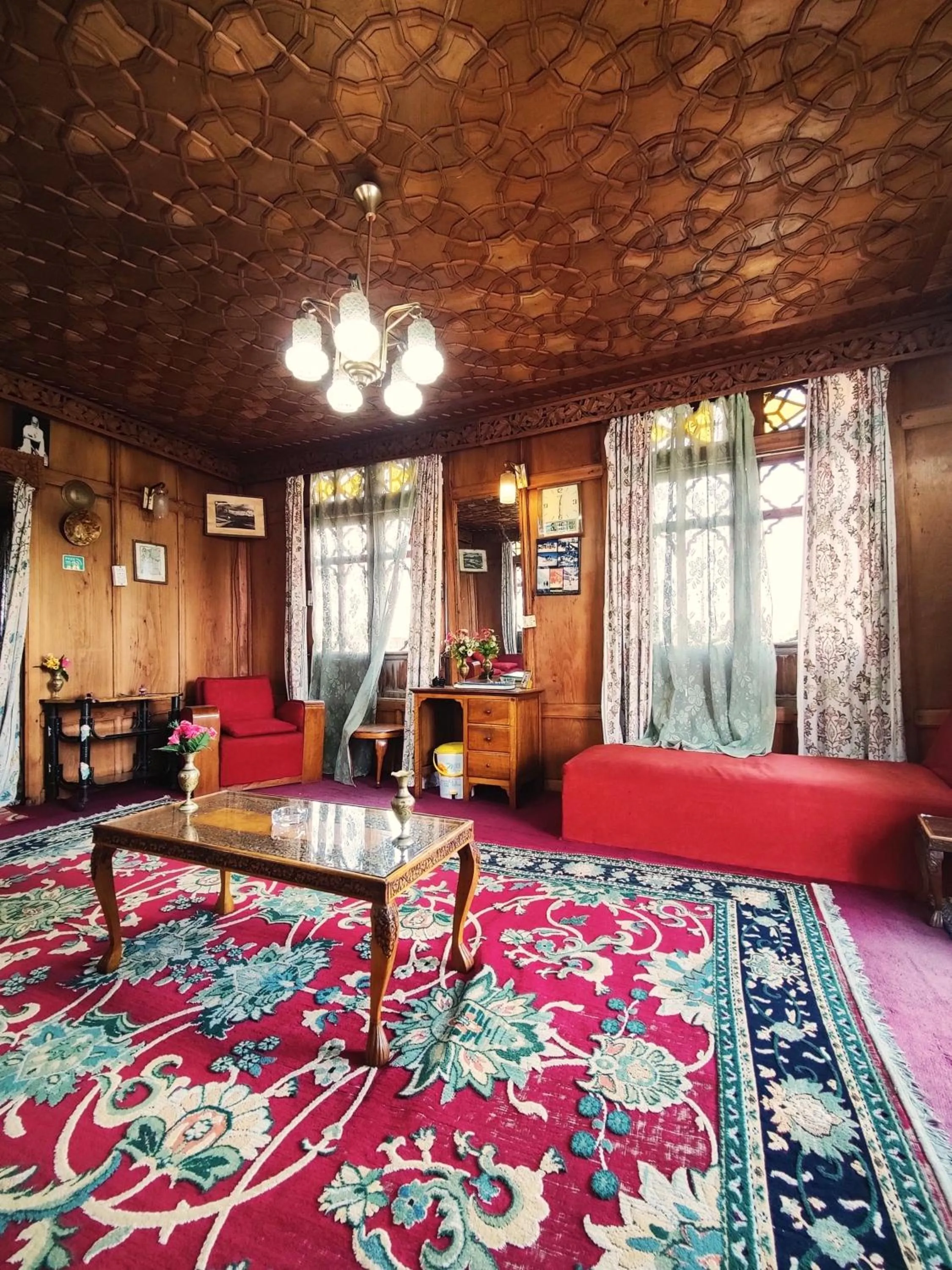 Living room in Shiraz Deluxe Houseboat