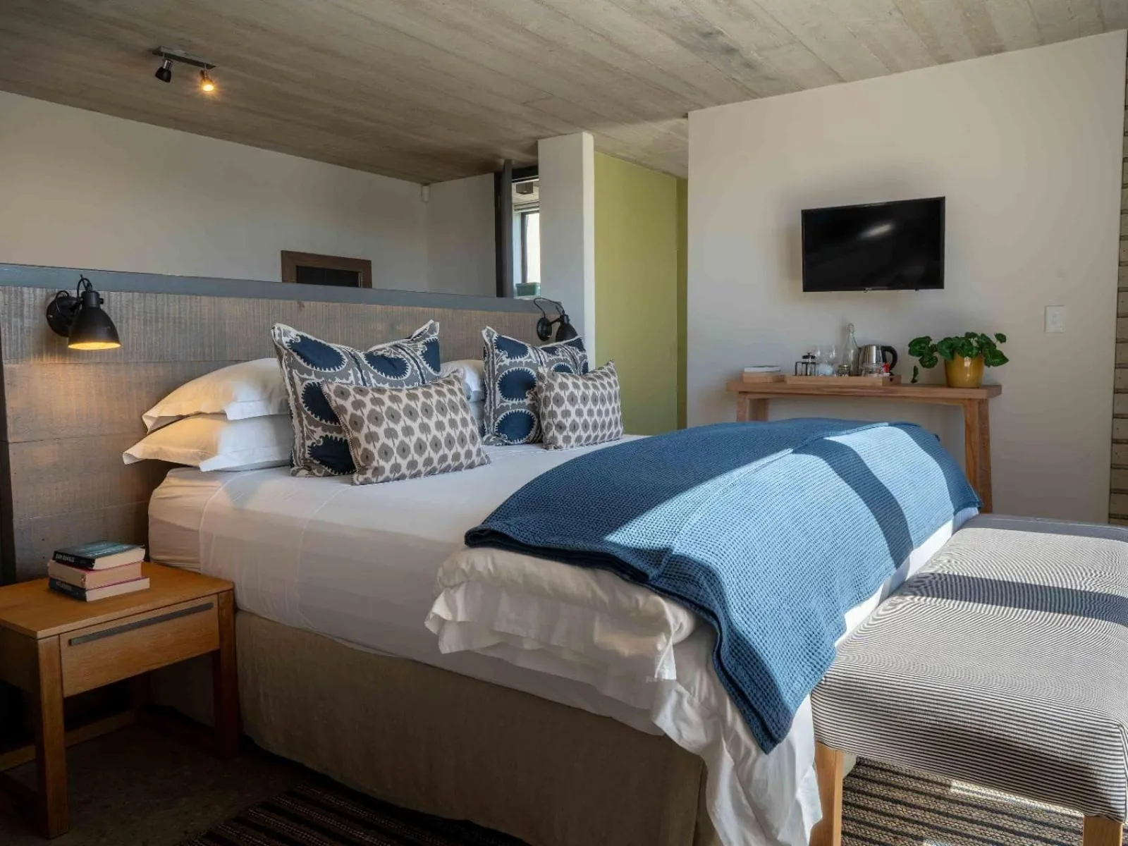 Photo of the whole room, Bed in Christiana Lodge