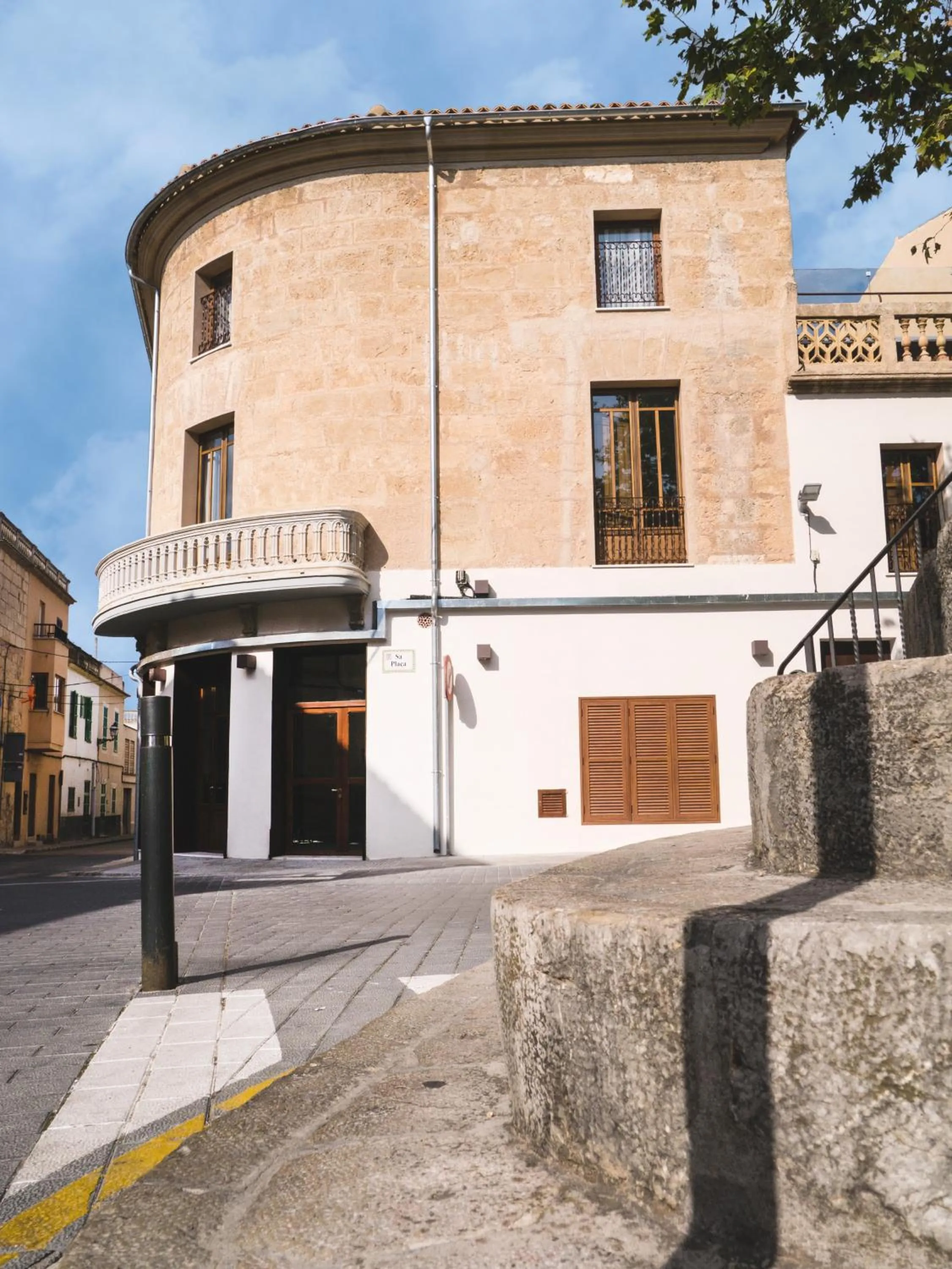 Facade/entrance in TI Central Maria