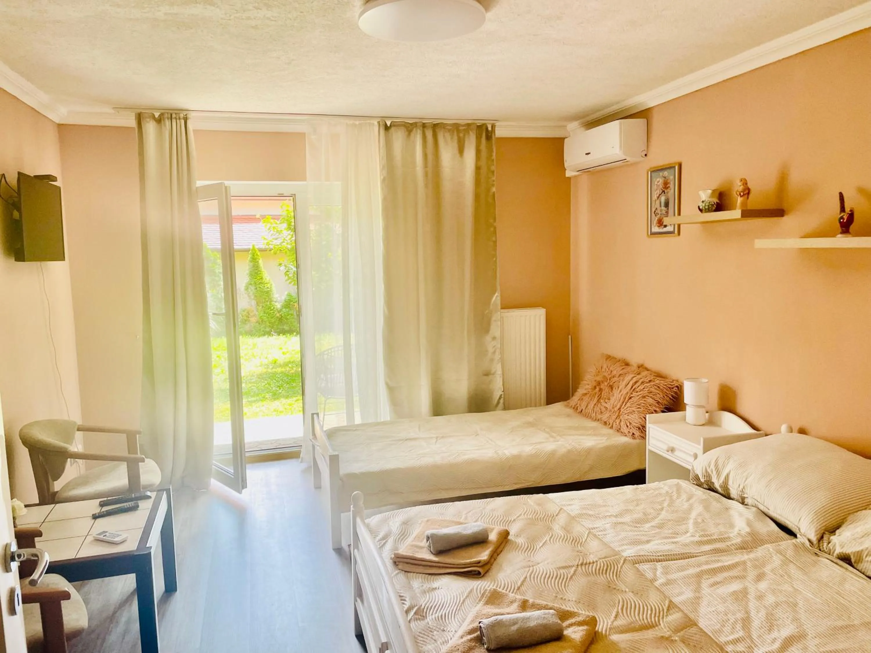 Bedroom, Bed in Villa Lux