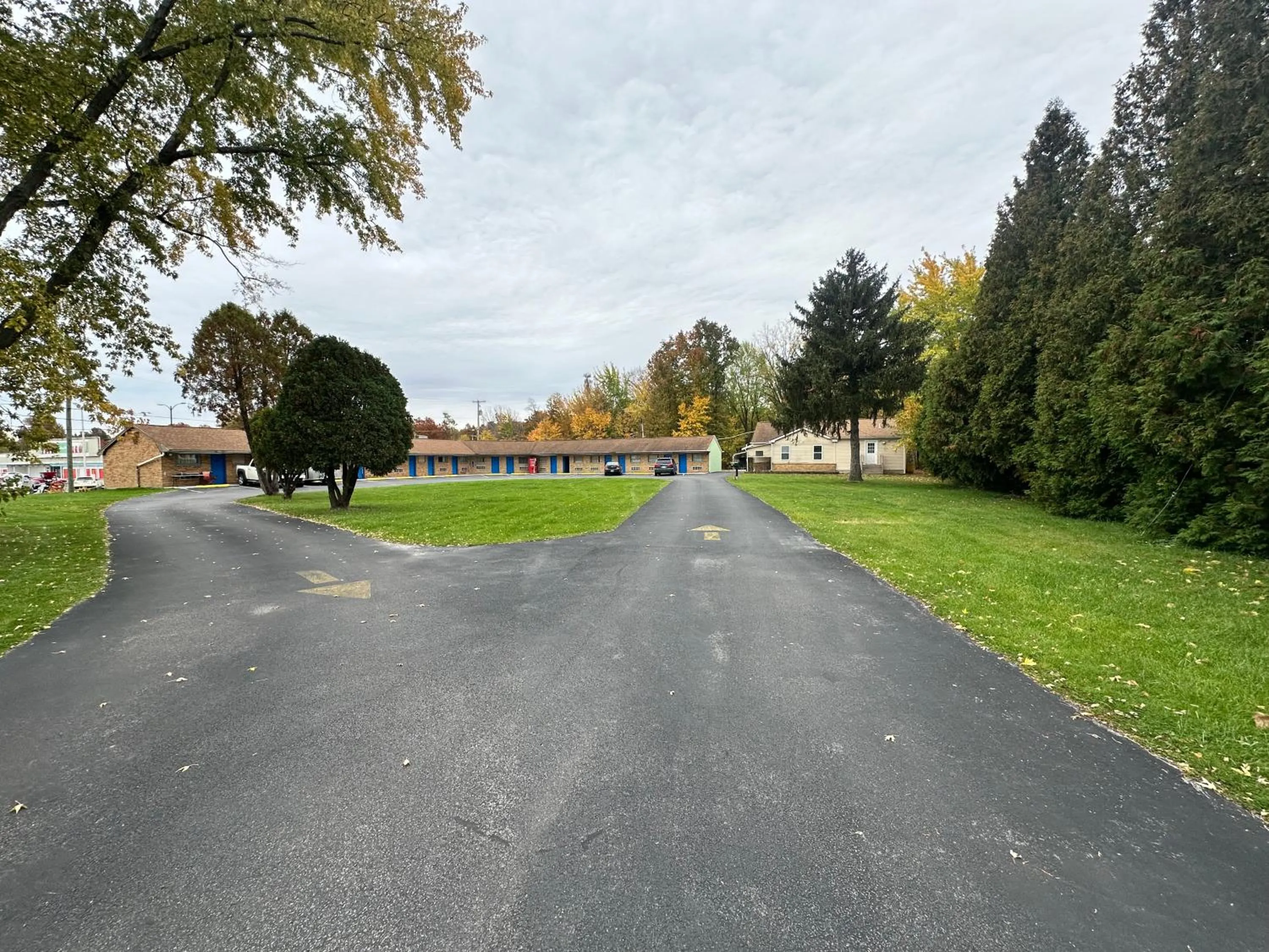 Property building in Westgate Manor Motel Austintown & Youngstown OHIO