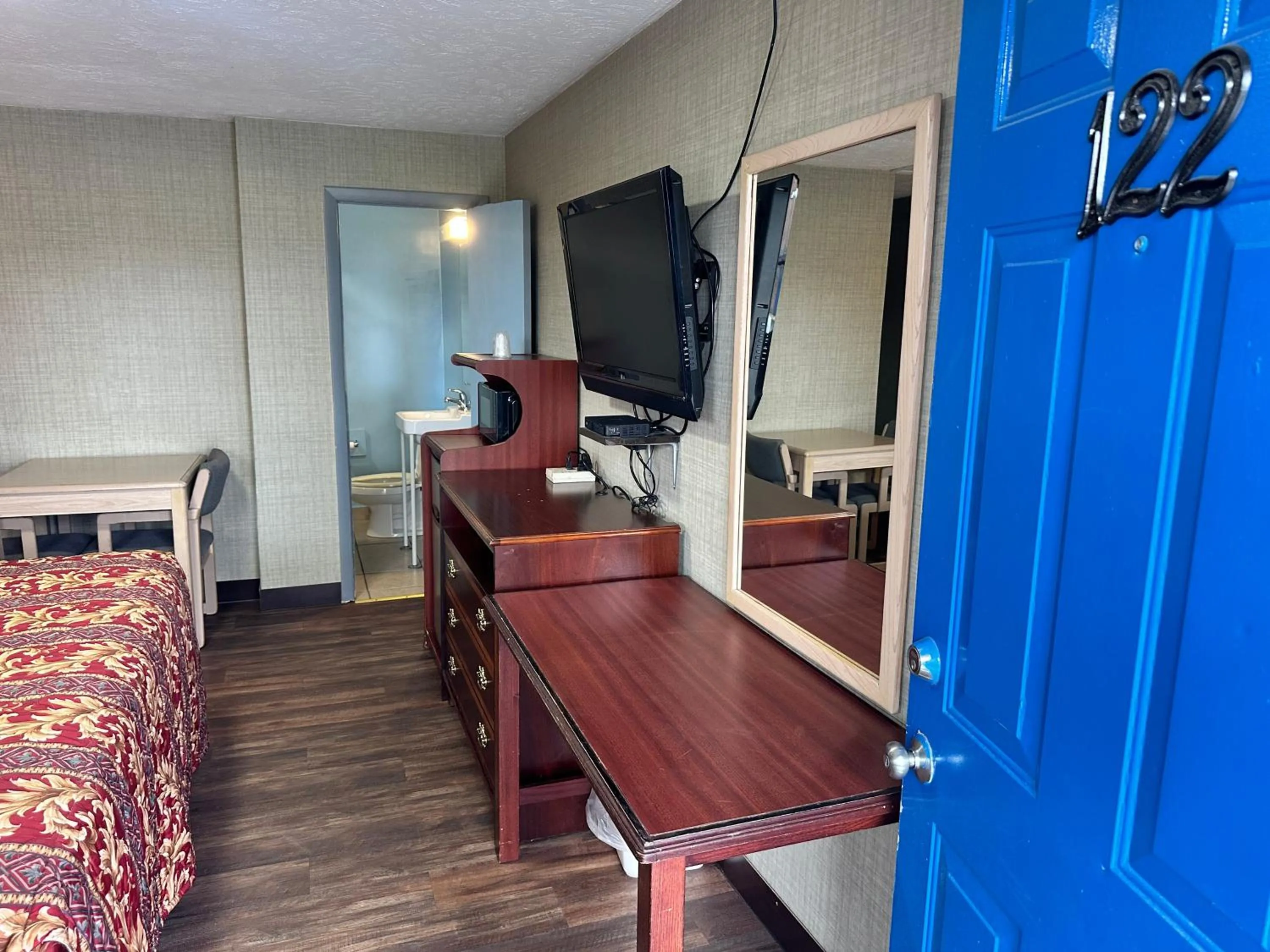 Bedroom, Bed in Westgate Manor Motel Austintown & Youngstown OHIO