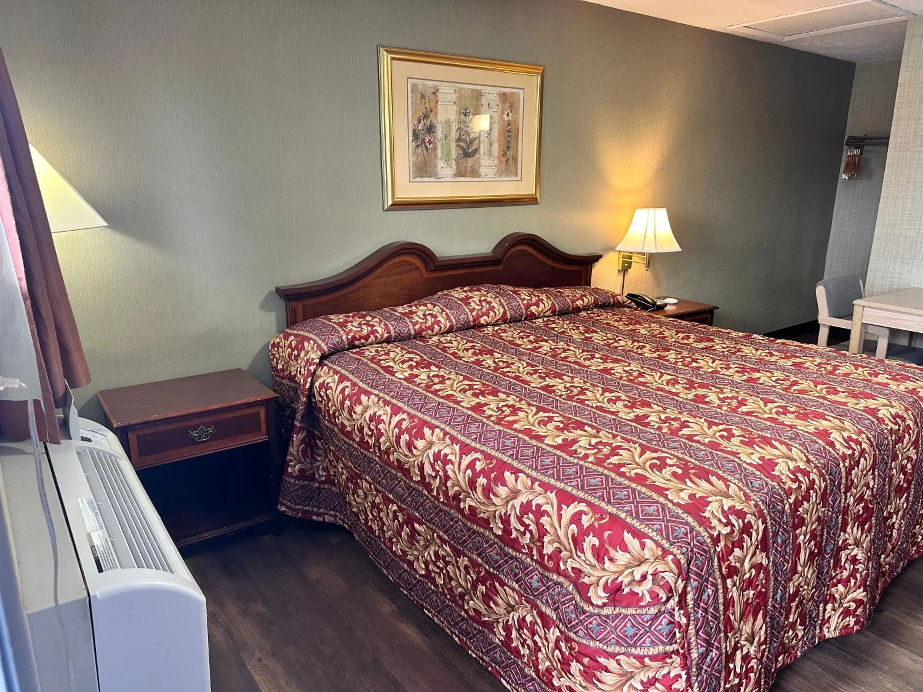 Bedroom, Bed in Westgate Manor Motel Austintown & Youngstown OHIO