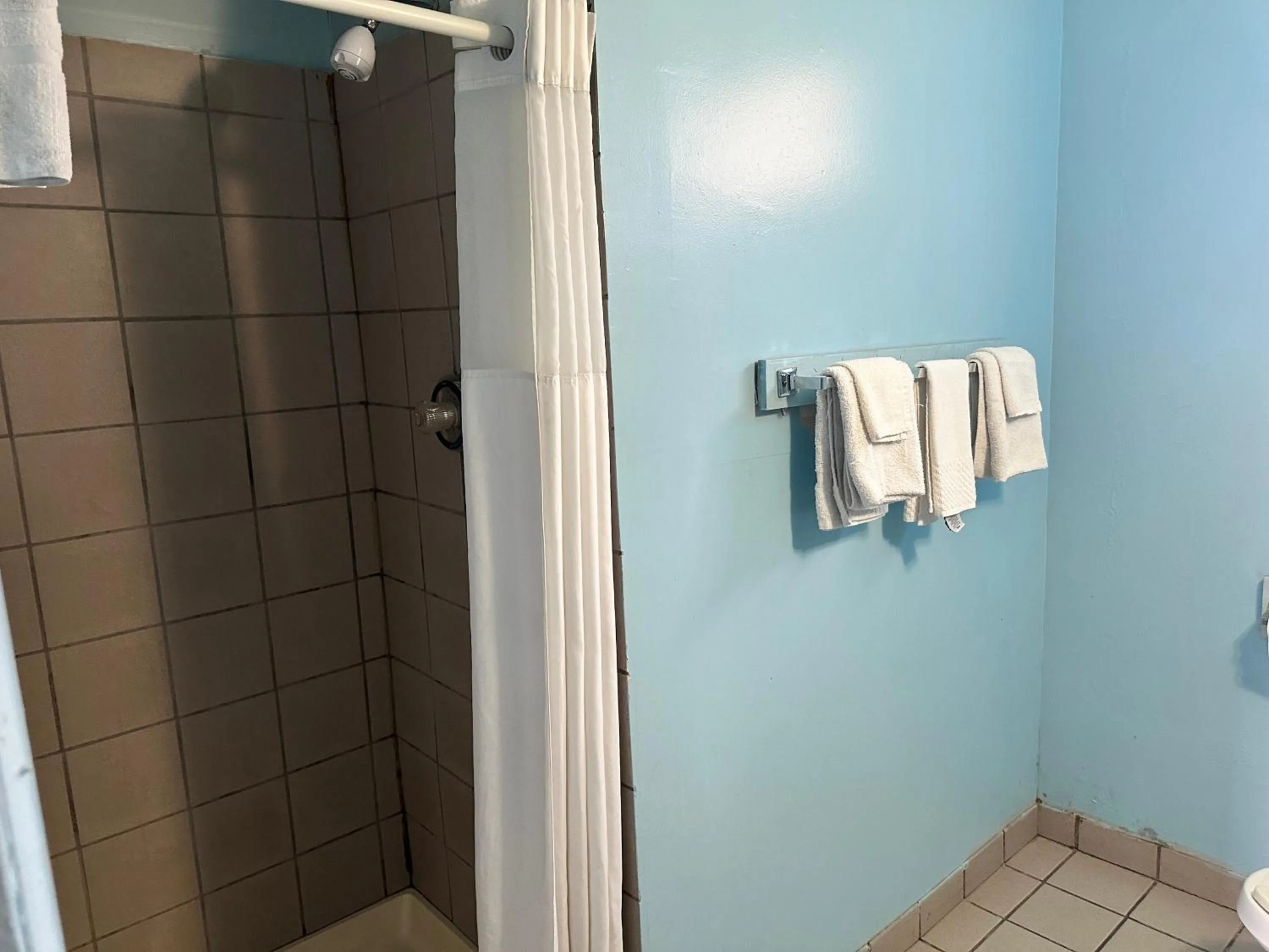 Bathroom in Westgate Manor Motel Austintown & Youngstown OHIO