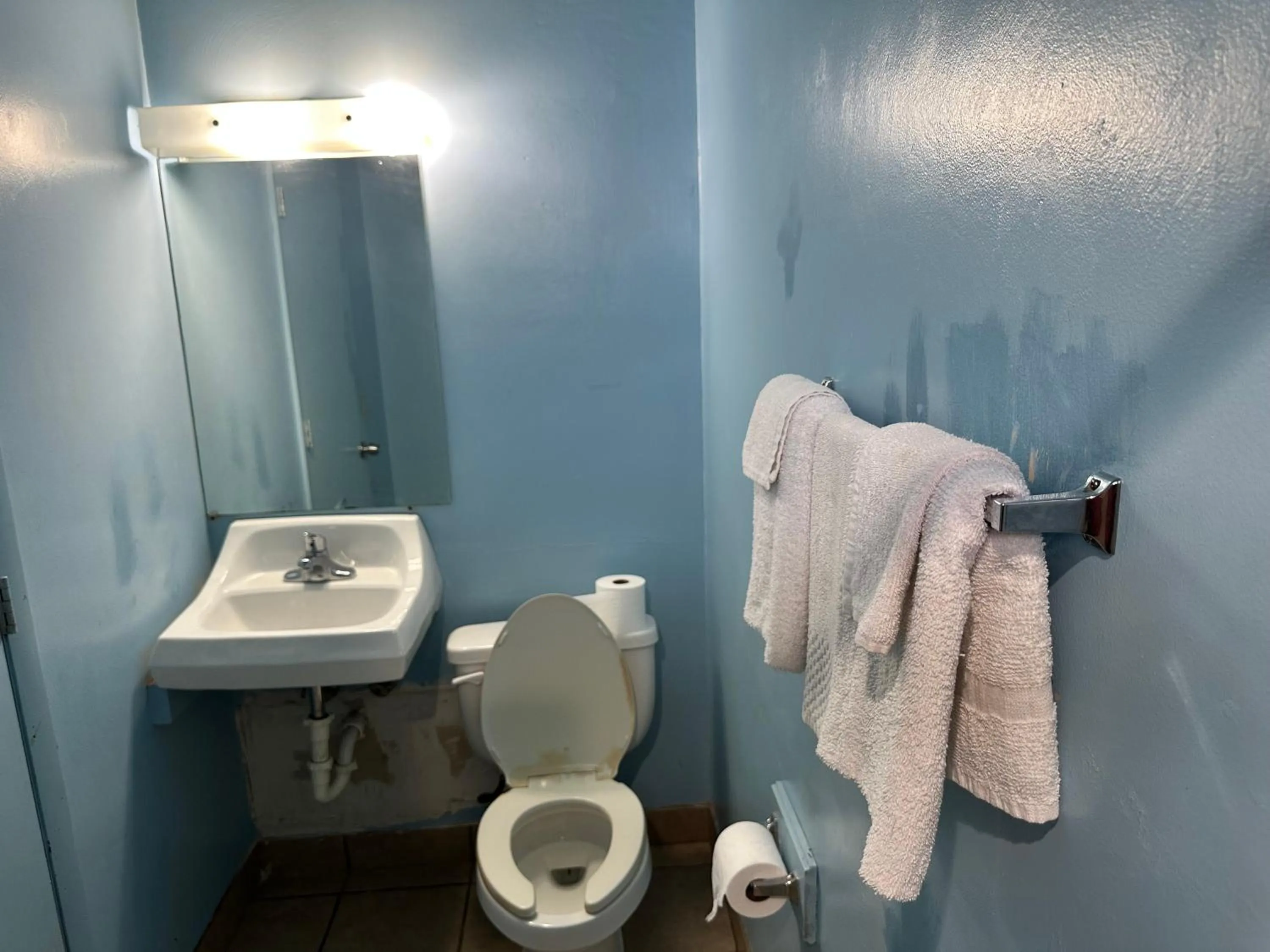 Bathroom in Westgate Manor Motel Austintown & Youngstown OHIO