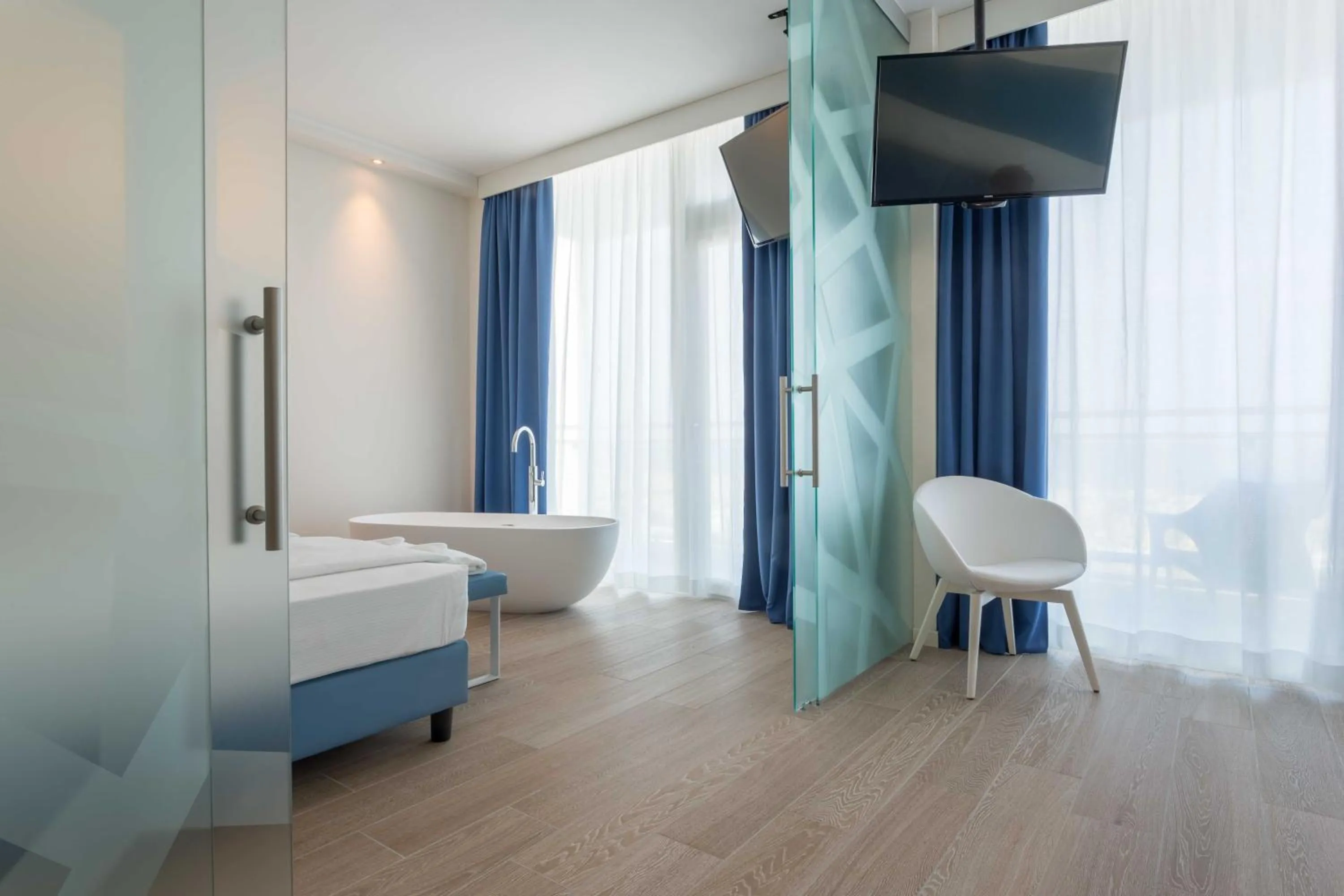 Bathroom, Bed in Hotel Mediterraneo