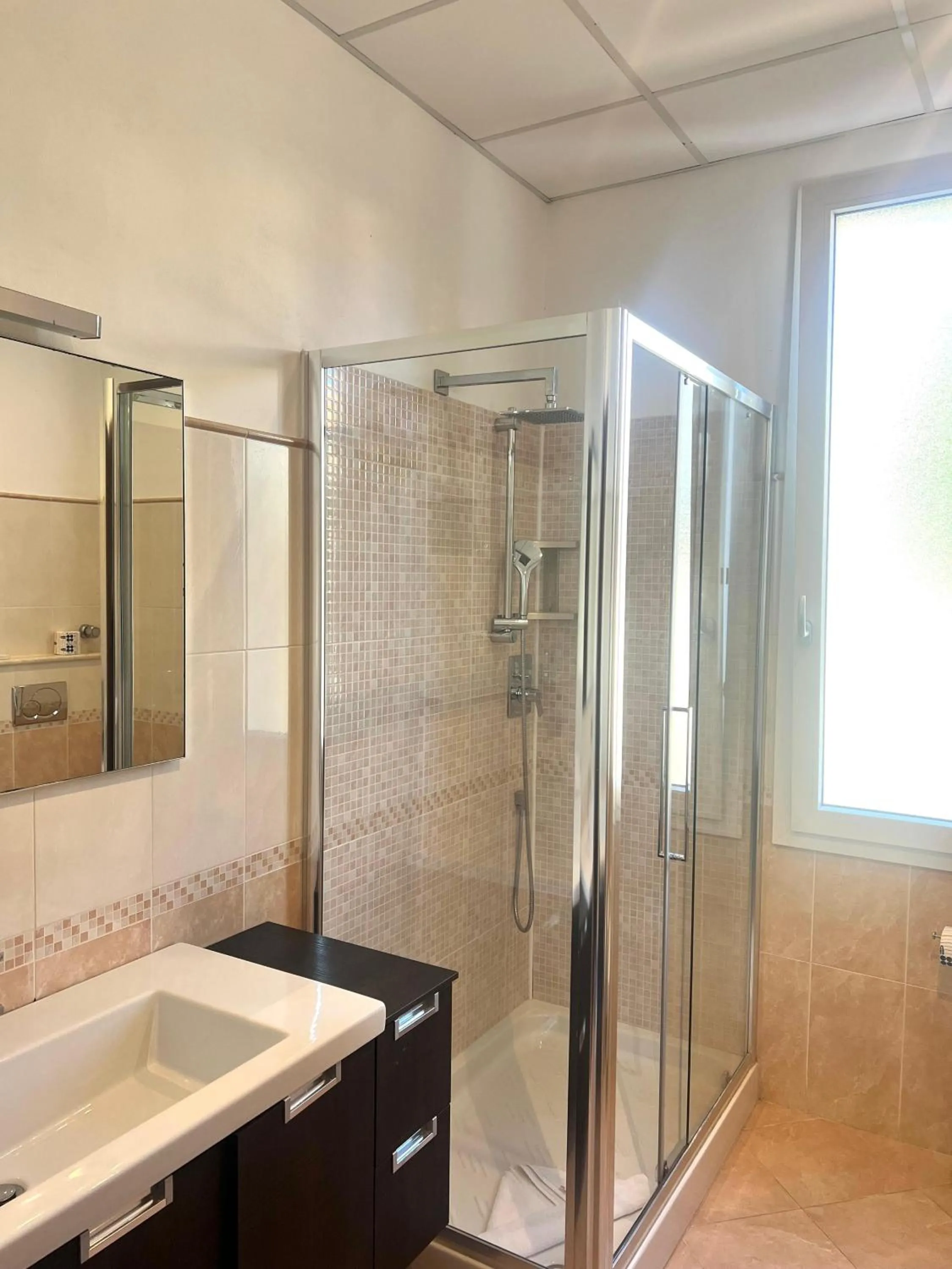 Shower in Hotel Gabriella