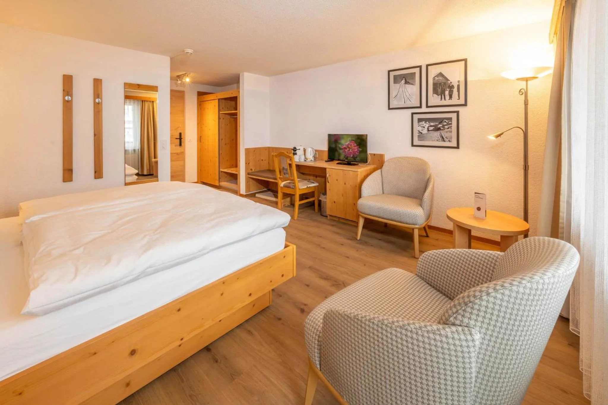 Photo of the whole room, Bed in Hotel Sarazena