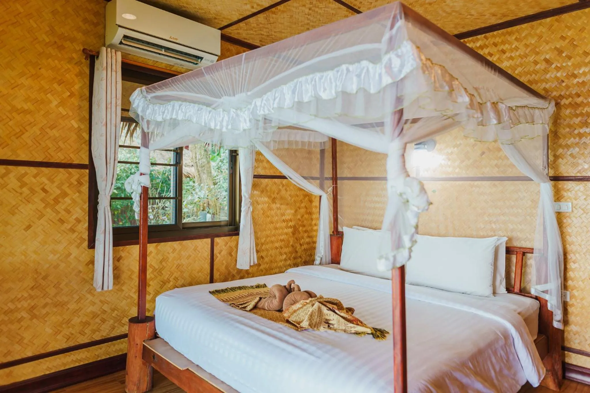 Bedroom, Bed in Koh Jum Resort