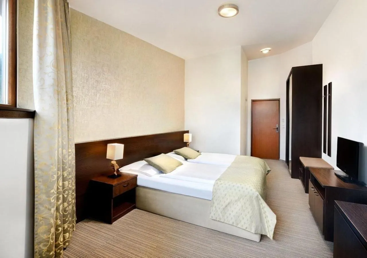 Communal lounge/ TV room, Bed in Hotel Grand Jasná