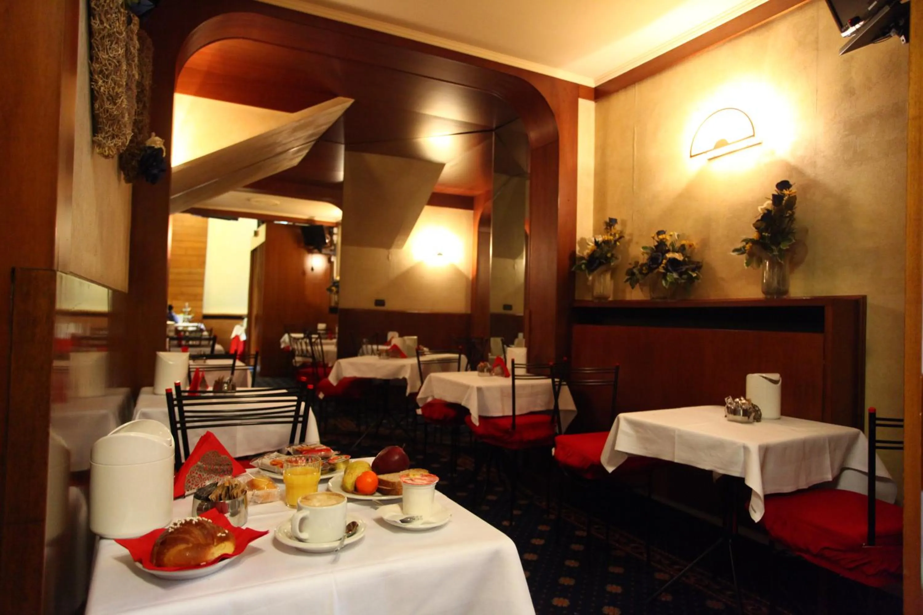 Restaurant/places to eat in Hotel Lincoln