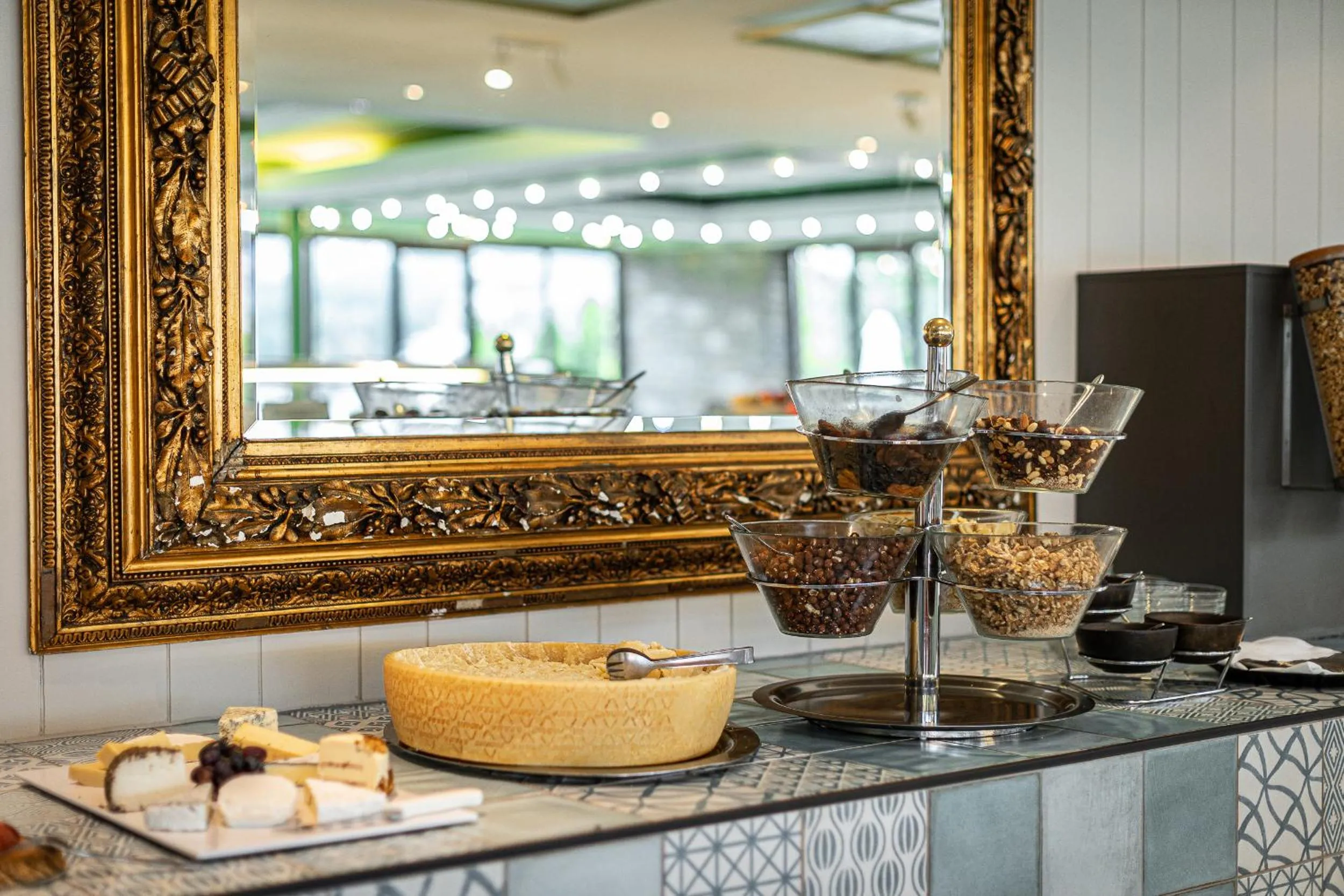 Restaurant/places to eat in Hotel Parks