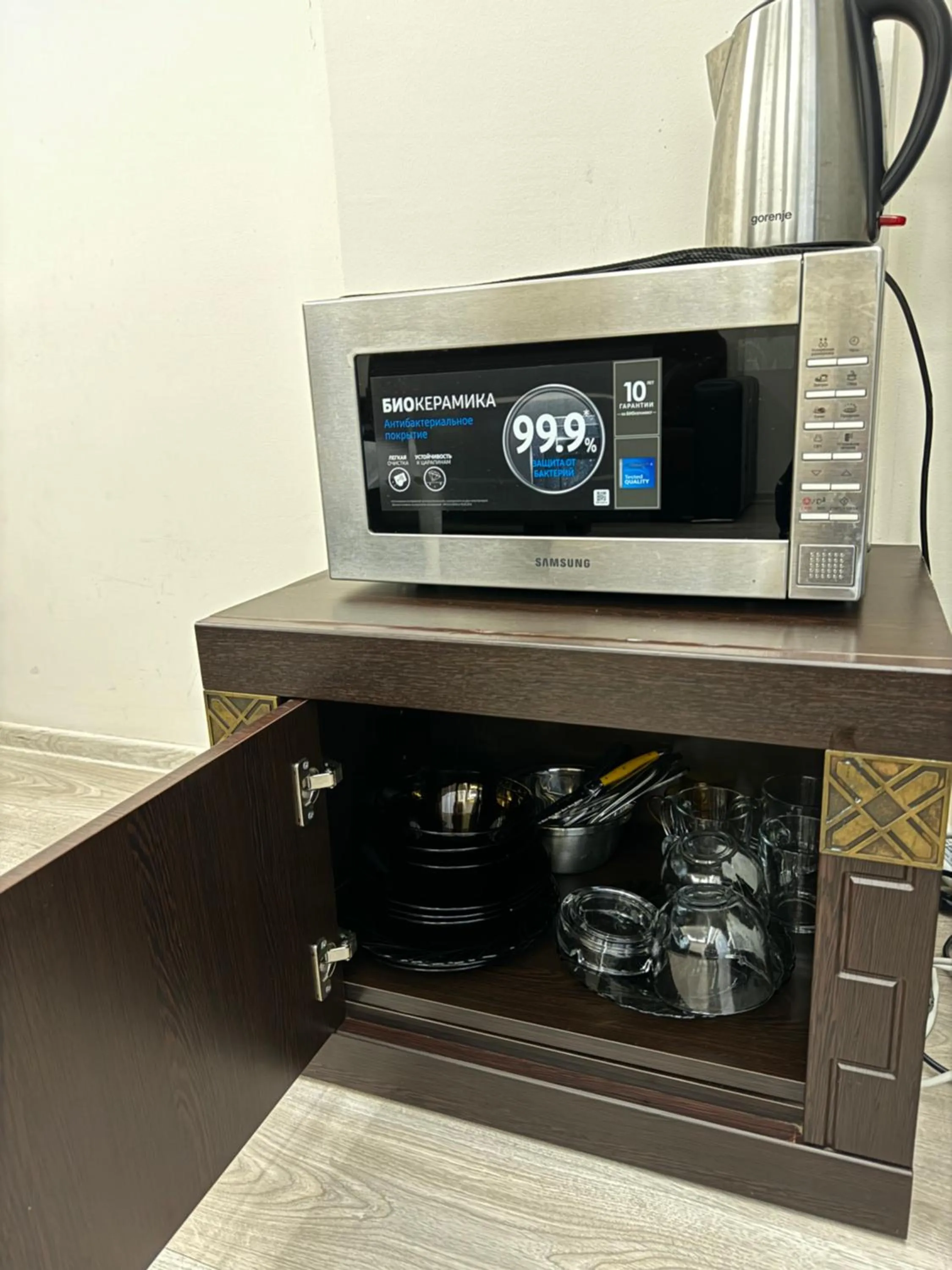 Coffee/tea facilities in Iko's Family Apartments