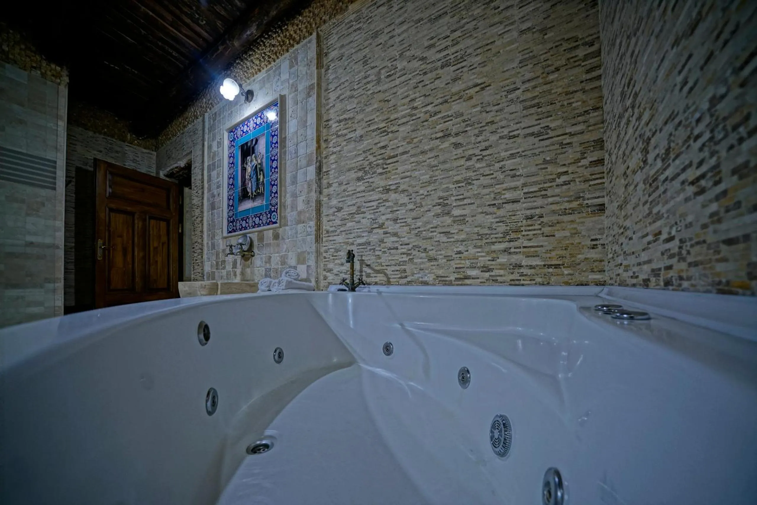 Hot Tub in Holiday Cave Hotel