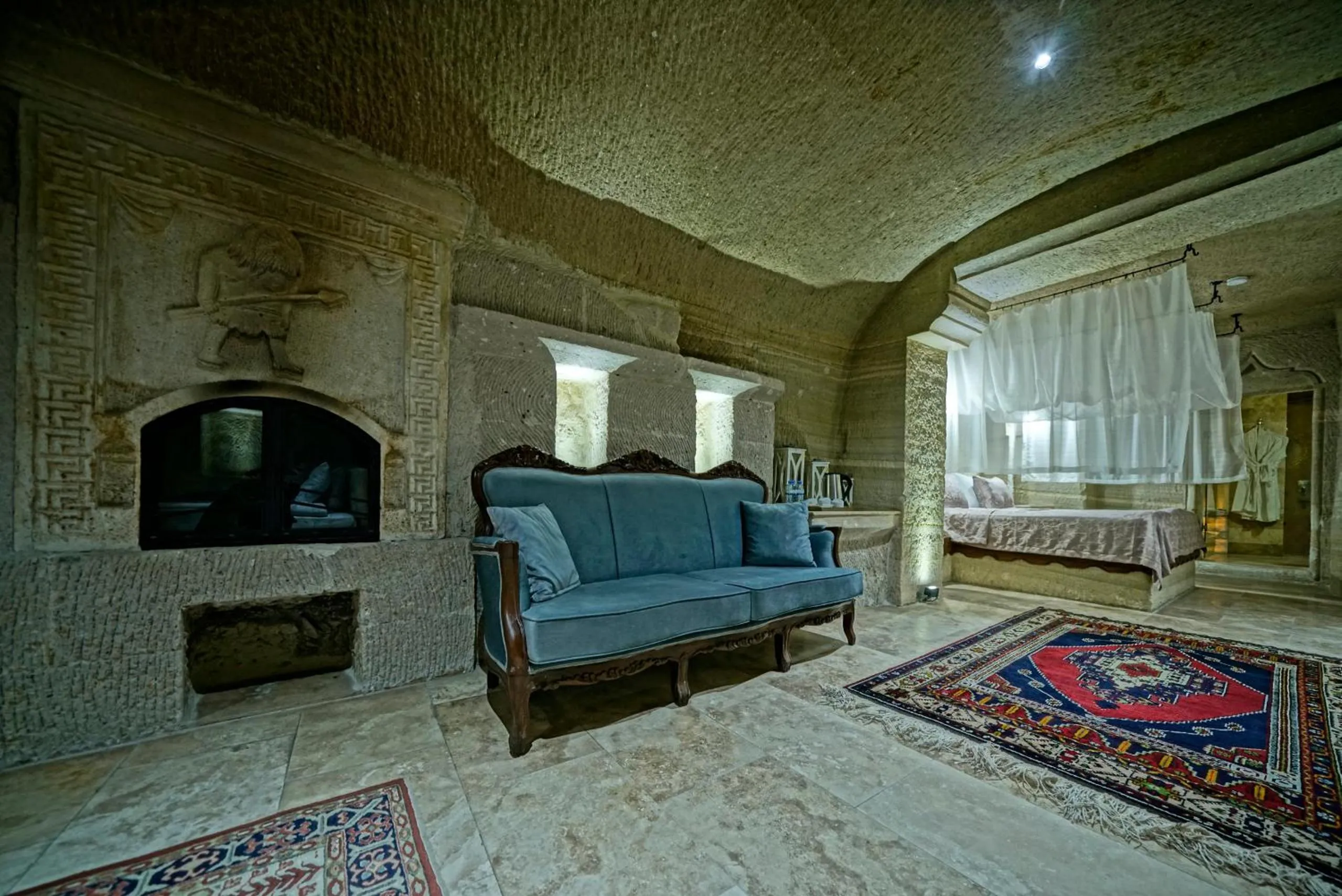 Seating area, Bed in Holiday Cave Hotel