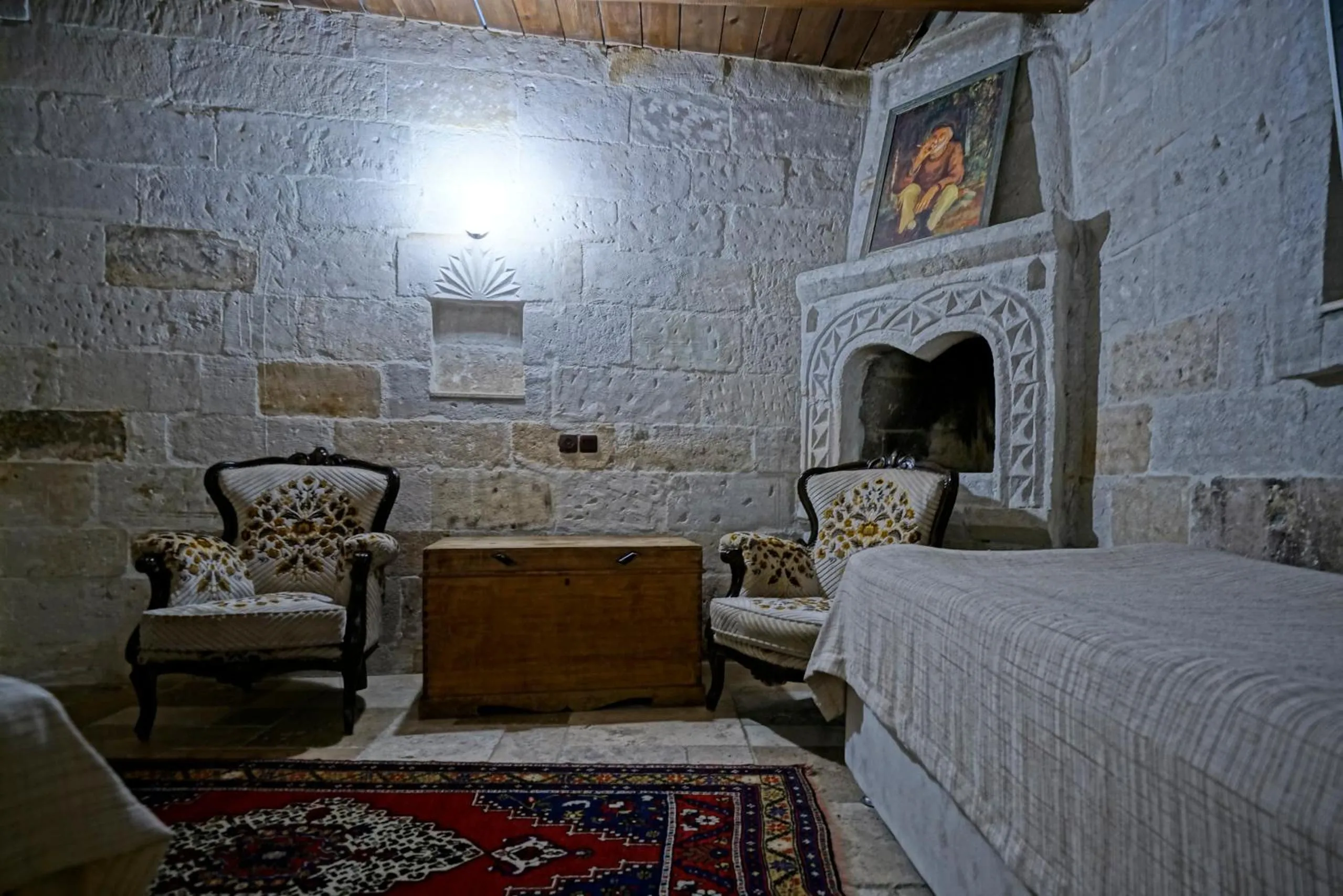 Bedroom, Bed in Holiday Cave Hotel