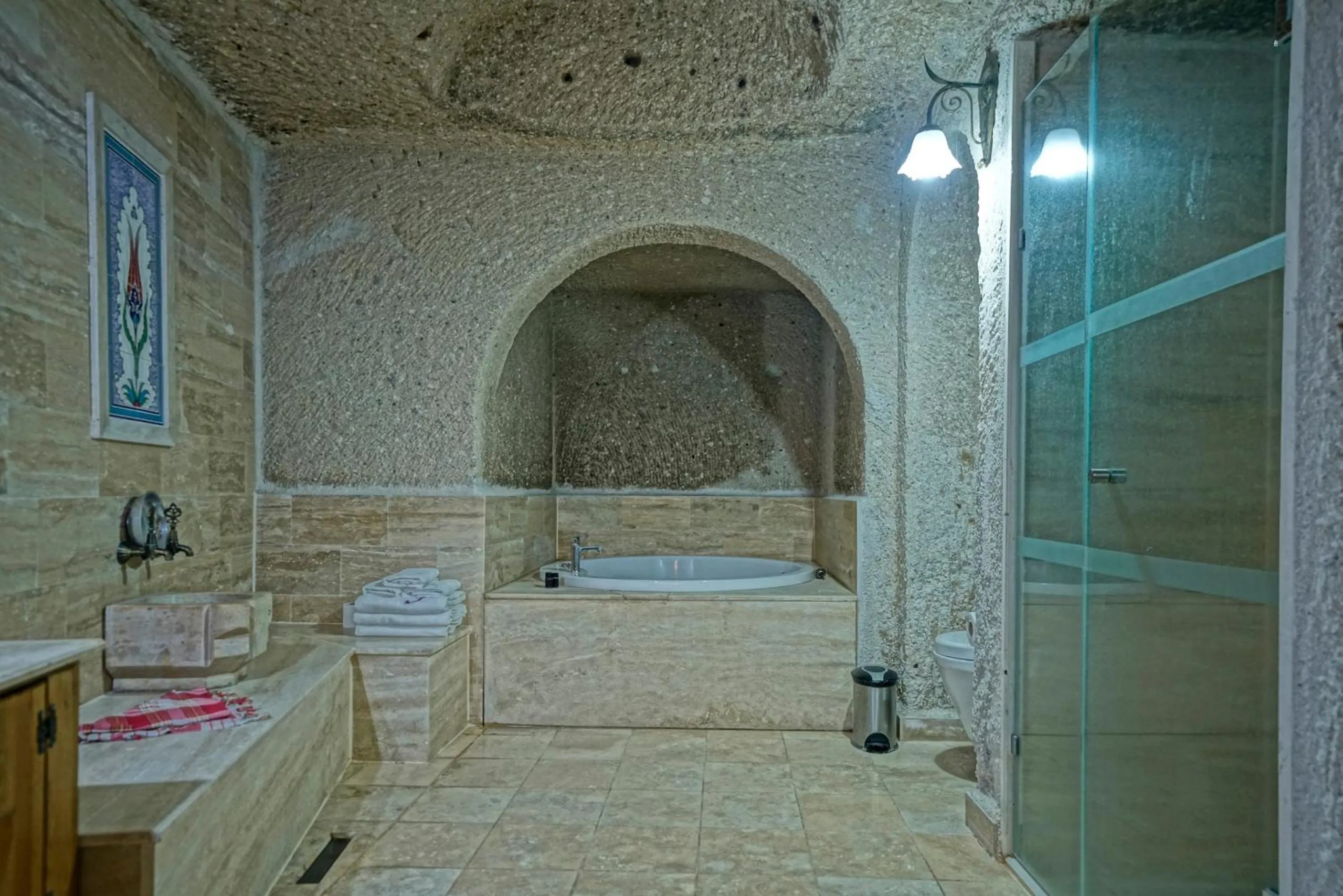 Shower in Holiday Cave Hotel