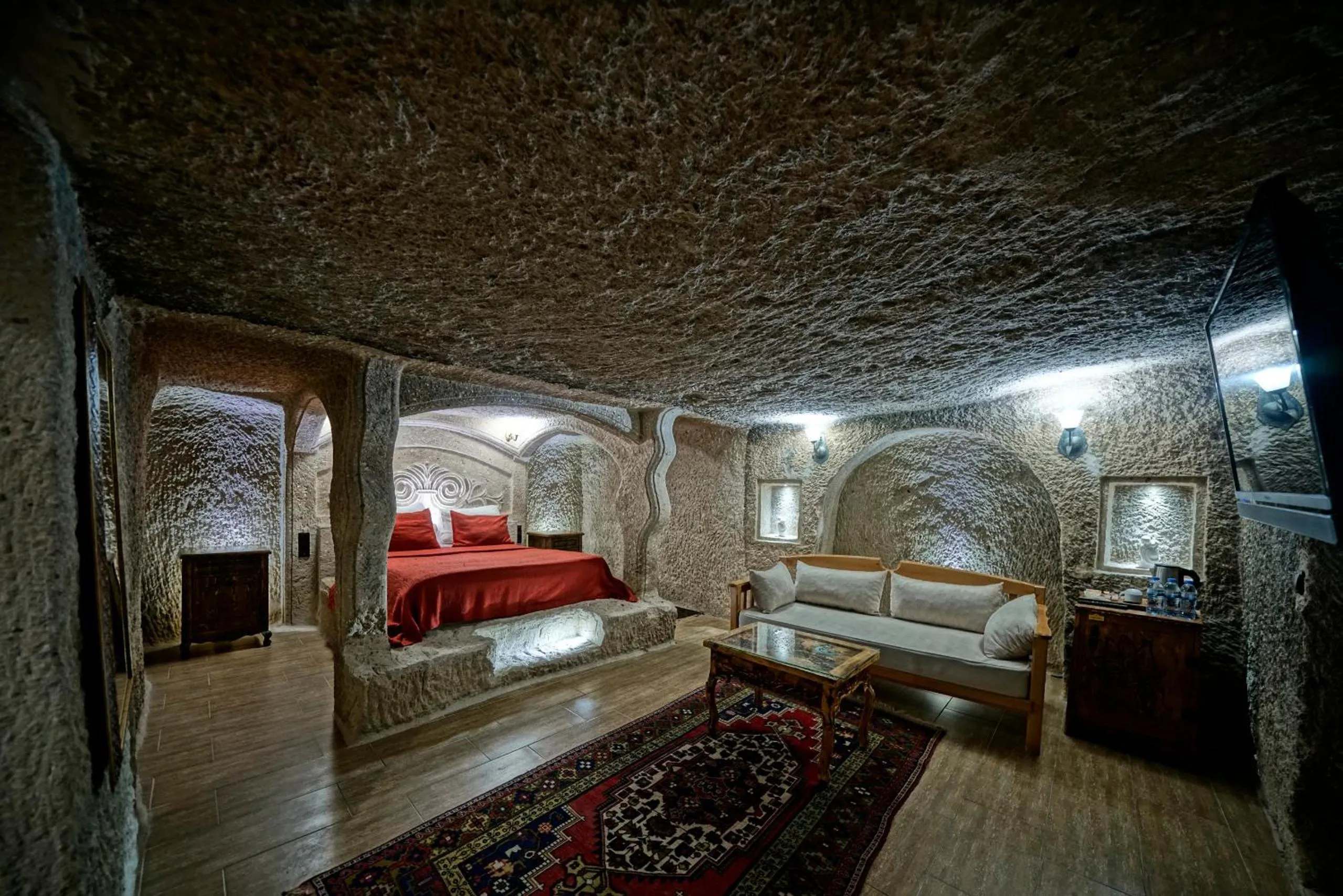 Photo of the whole room, Bed in Holiday Cave Hotel