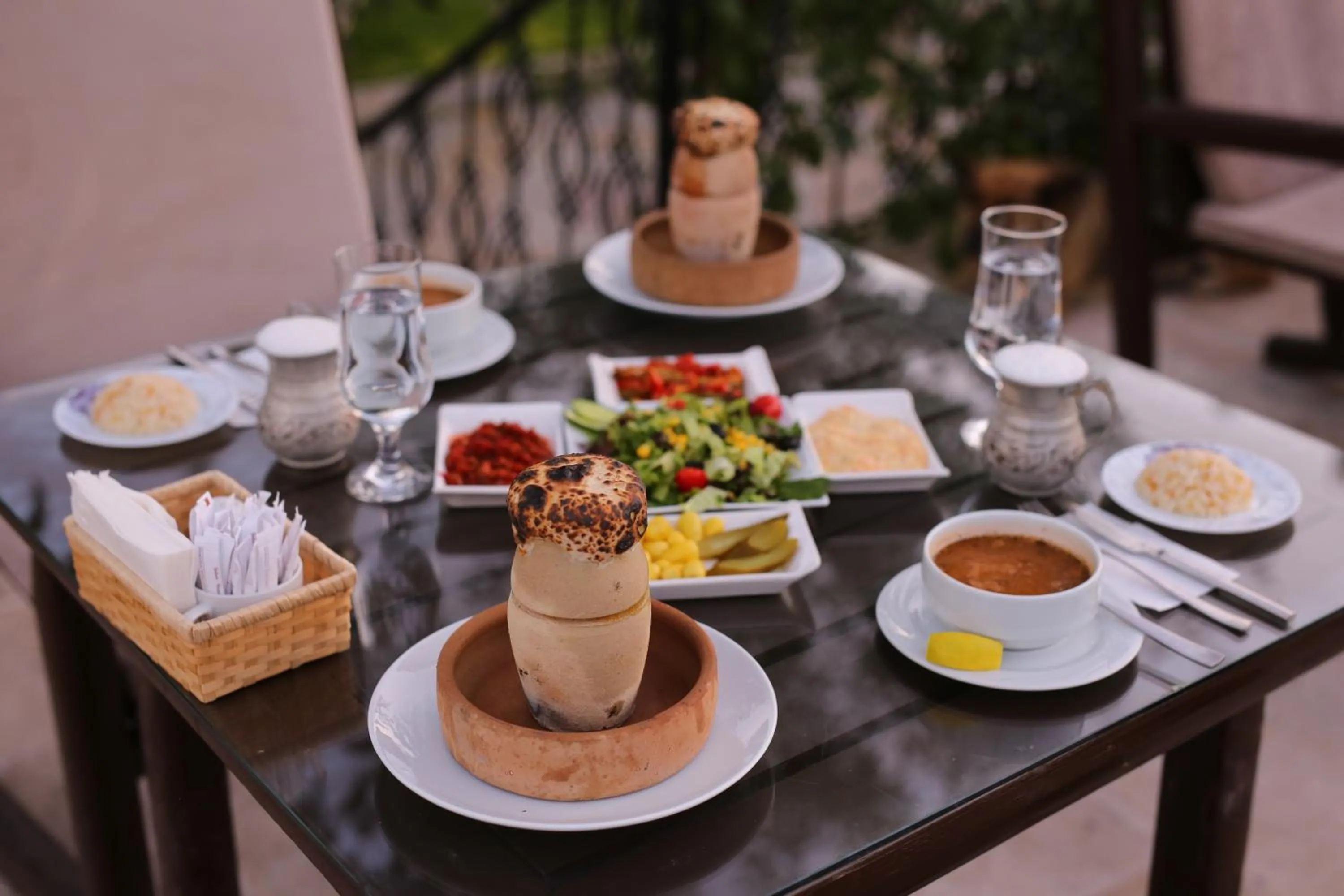 Restaurant/places to eat in Holiday Cave Hotel