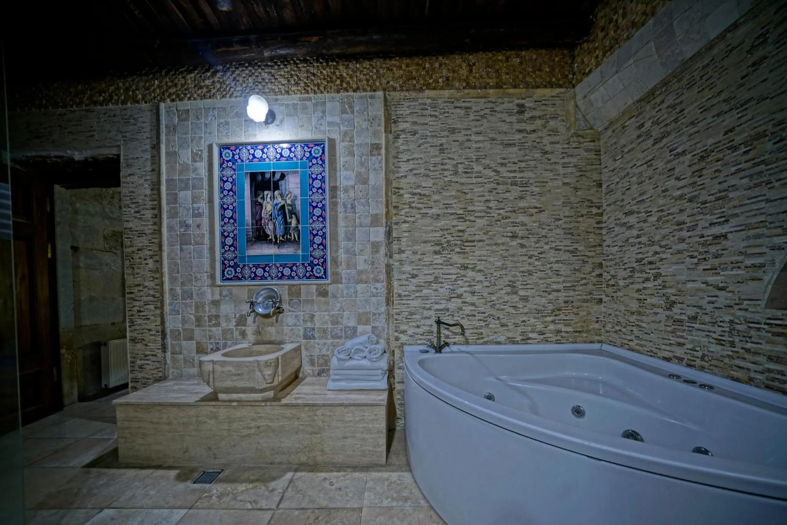 Hot Tub in Holiday Cave Hotel