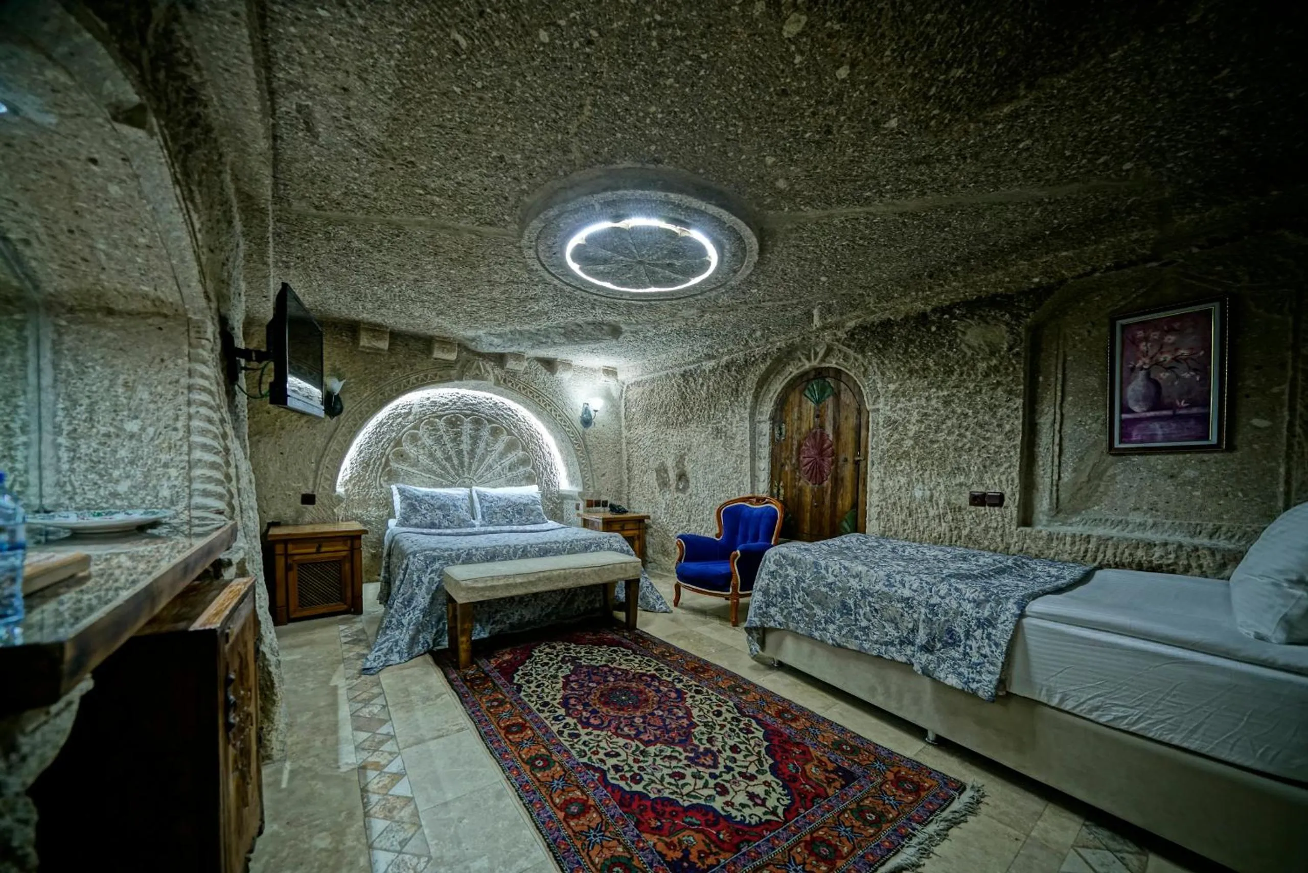 Bedroom, Bed in Holiday Cave Hotel