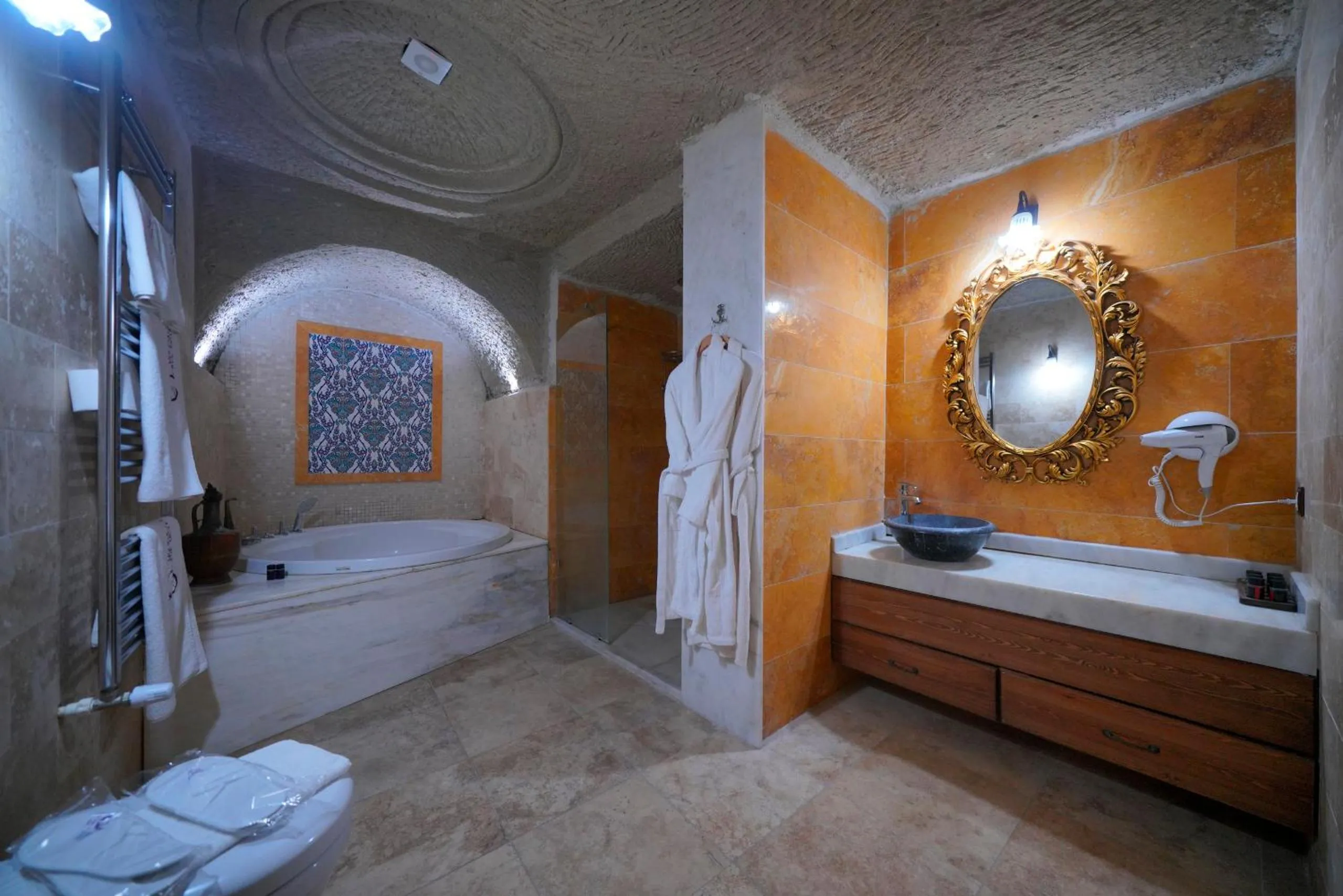 Shower in Holiday Cave Hotel