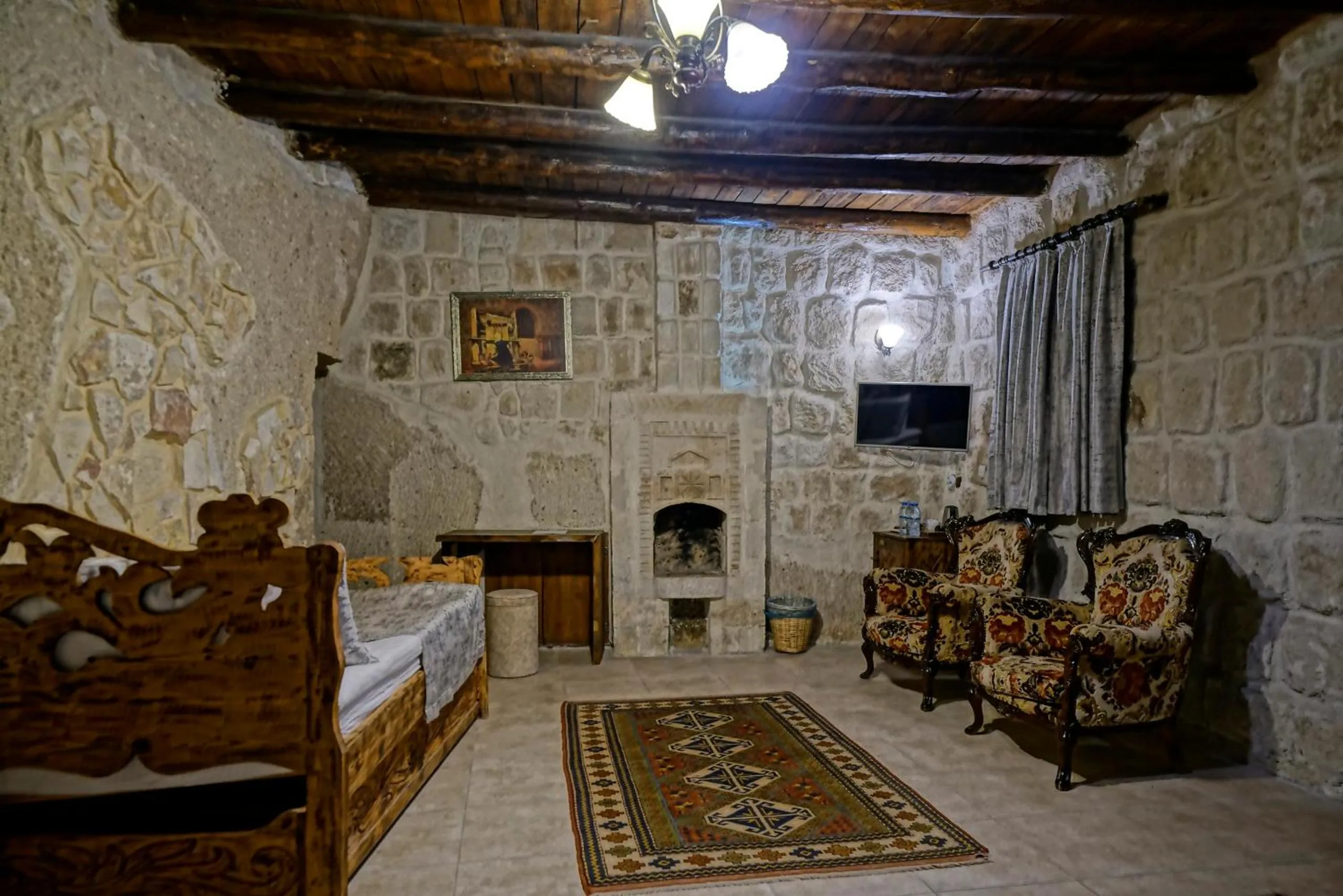 TV and multimedia in Holiday Cave Hotel