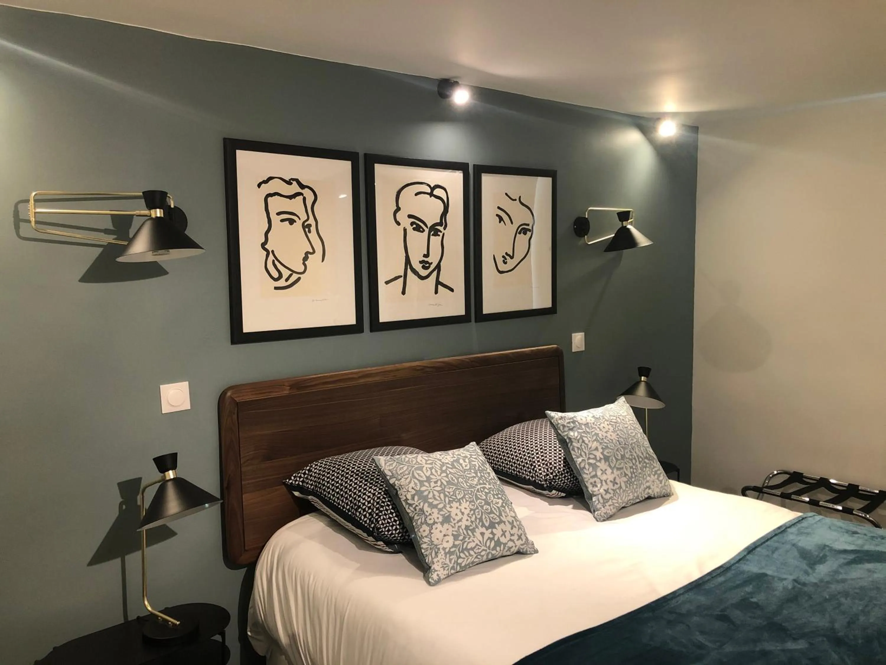 Bed in Hotel du Dragon