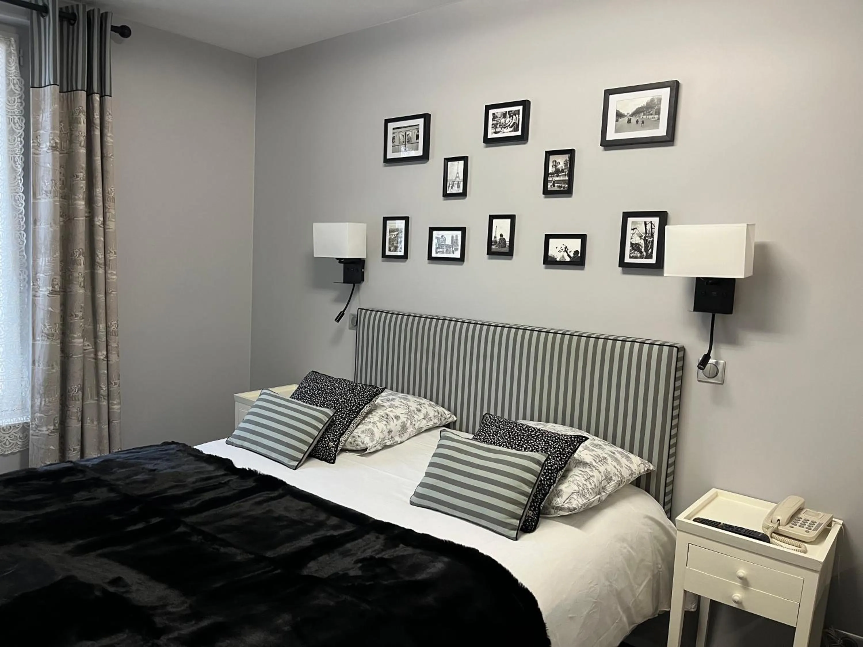 Bed in Hotel du Dragon