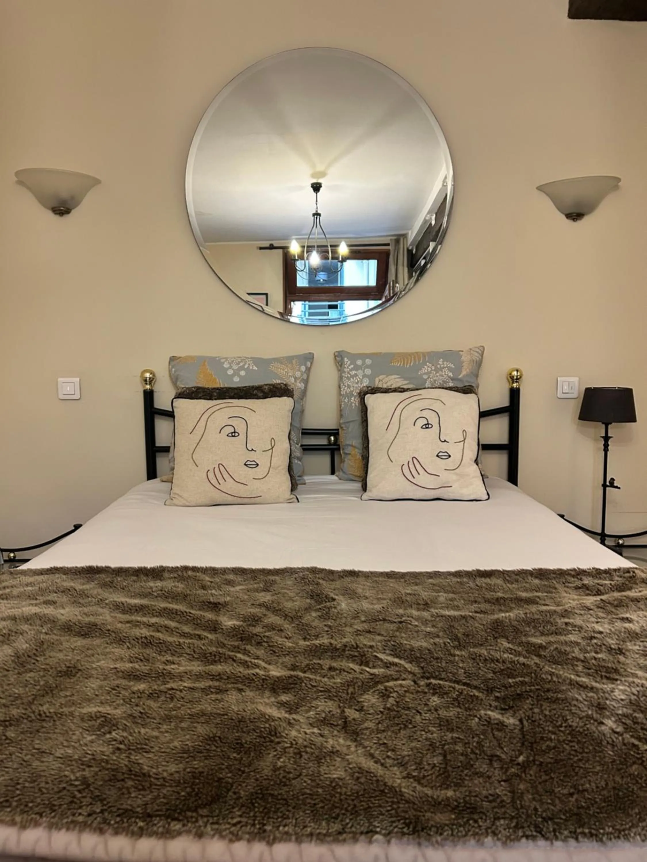 Bed in Hotel du Dragon