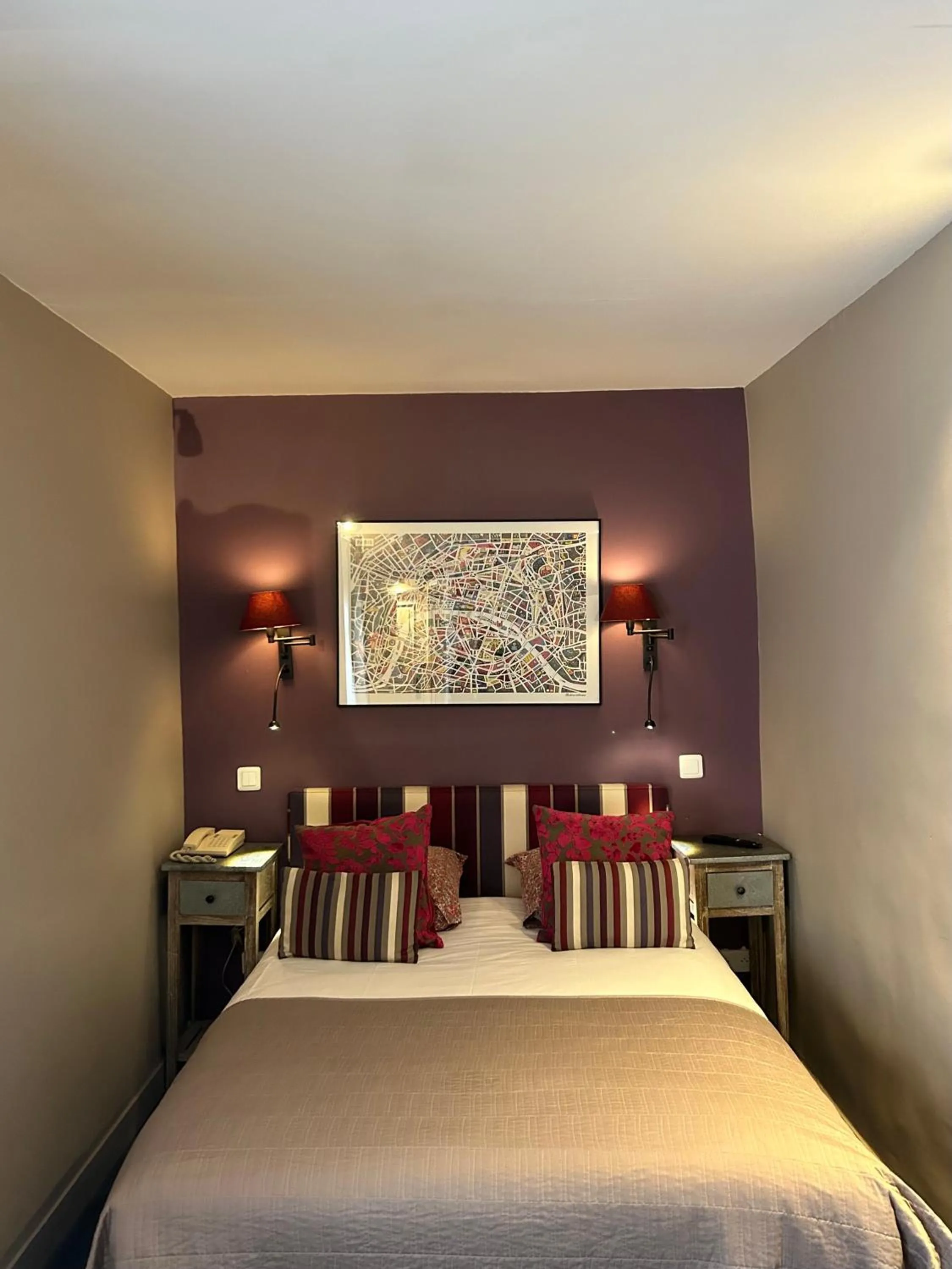 Bed in Hotel du Dragon