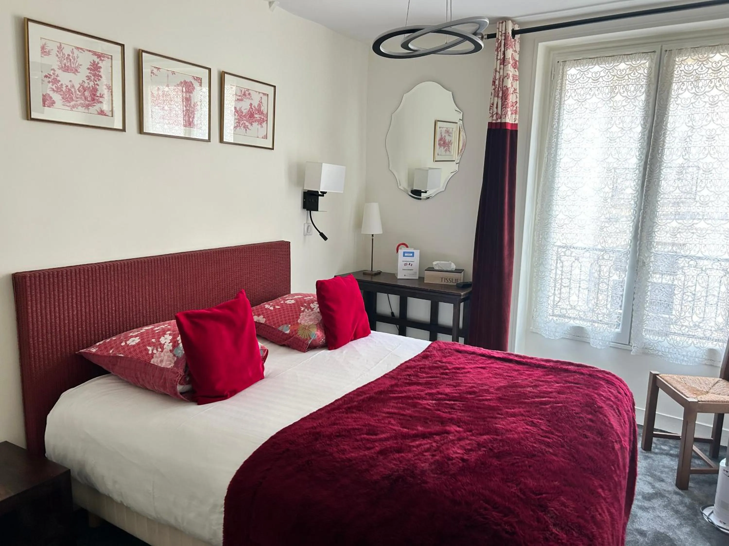 Bed in Hotel du Dragon