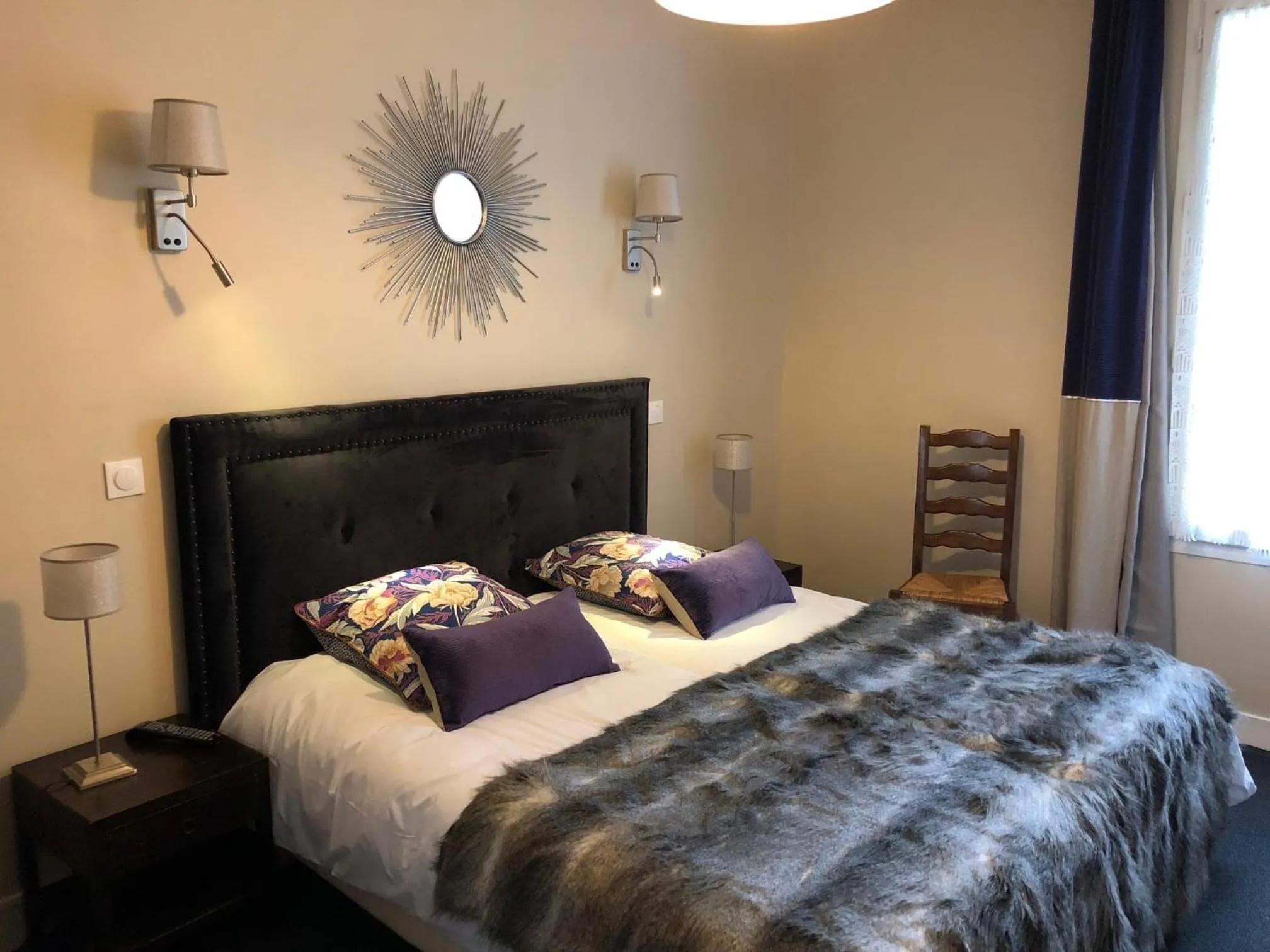 Bed in Hotel du Dragon