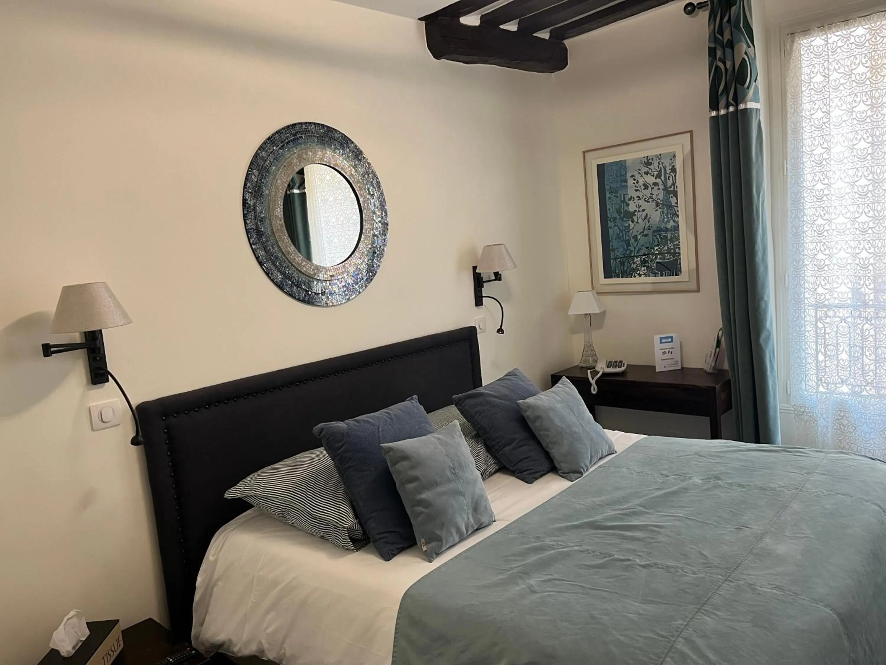 Bed in Hotel du Dragon