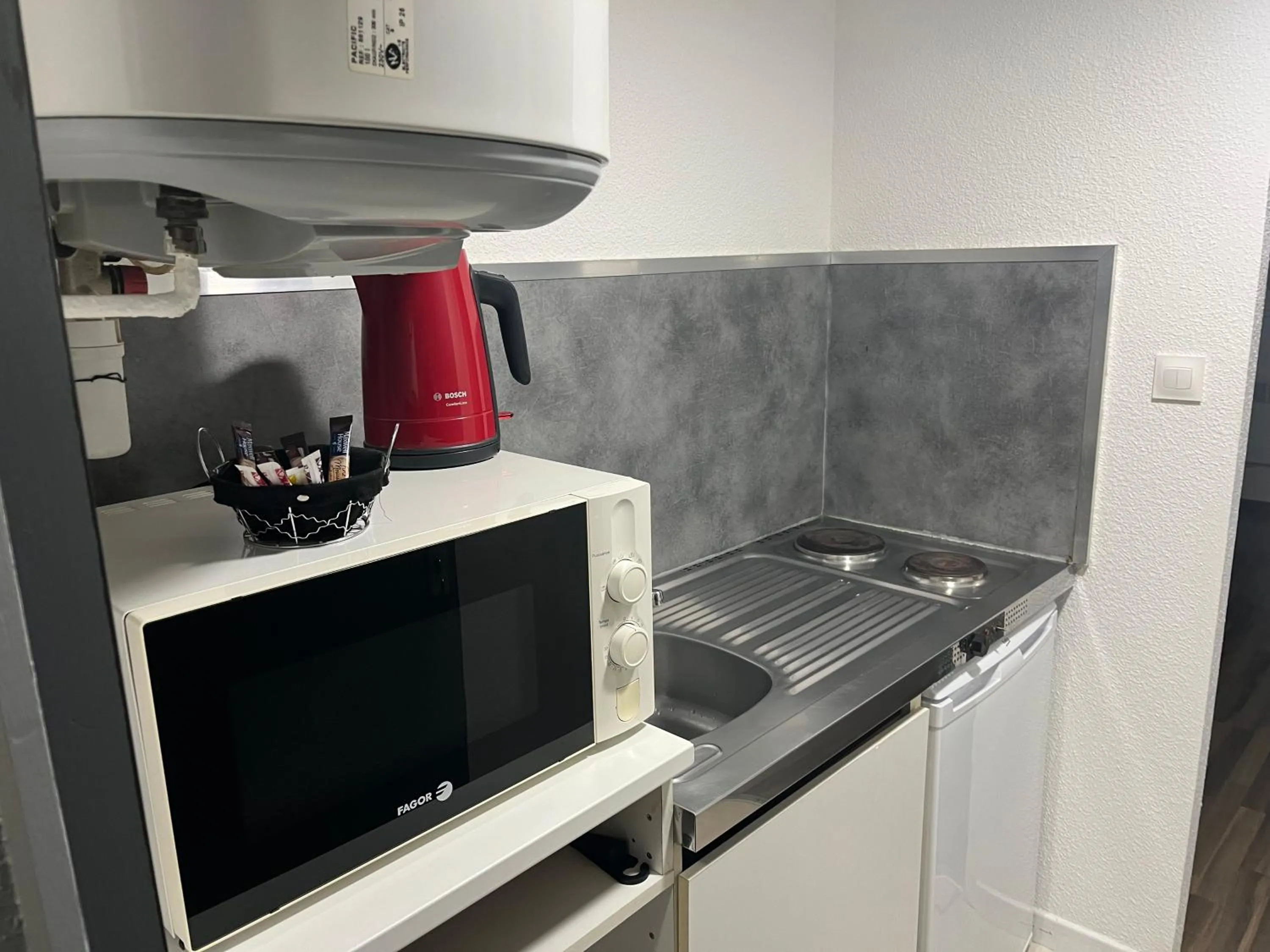 Kitchen or kitchenette in Studio/Hôtel Porte De France