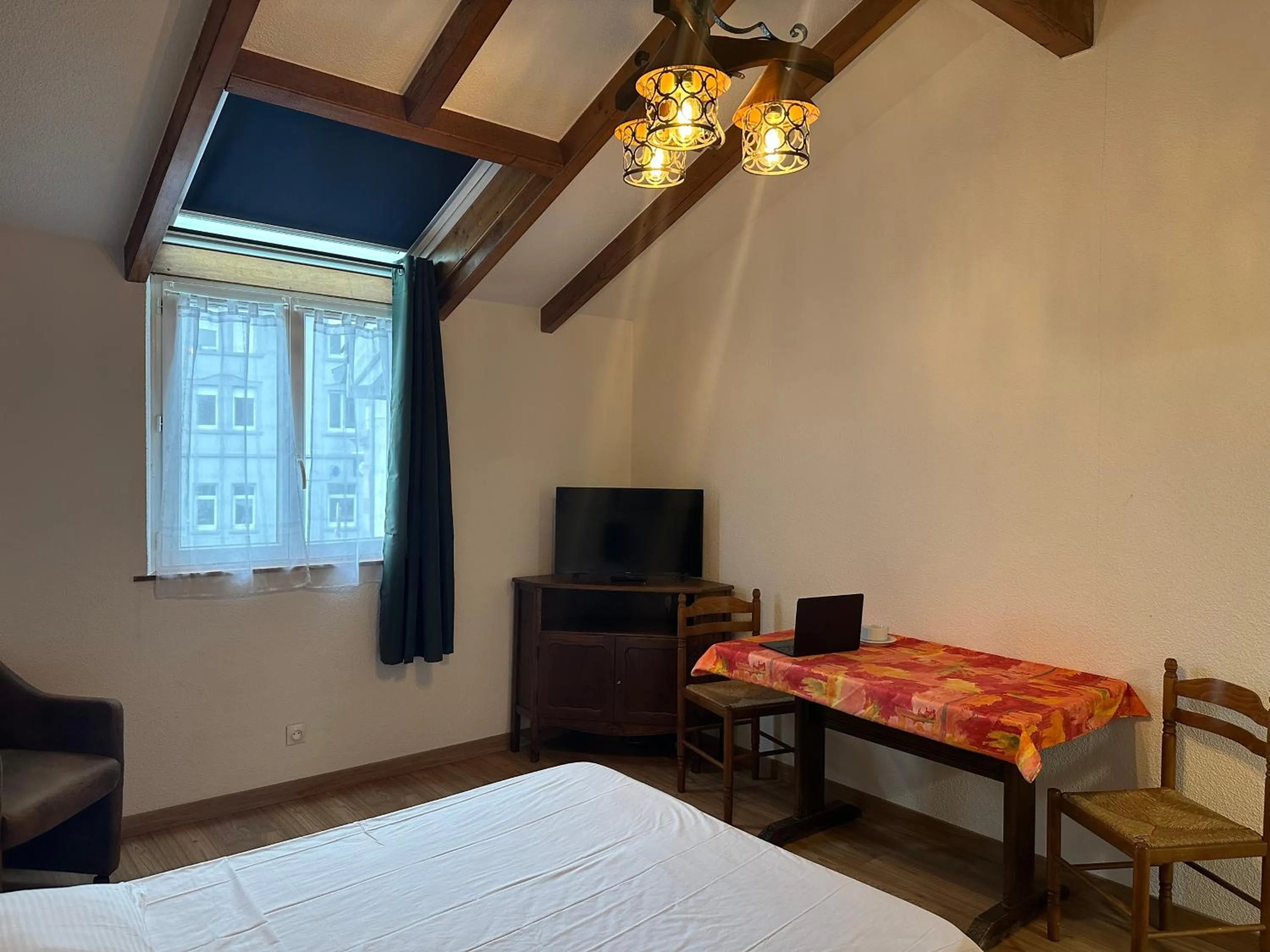 Living room, Bed in Studio/Hôtel Porte De France