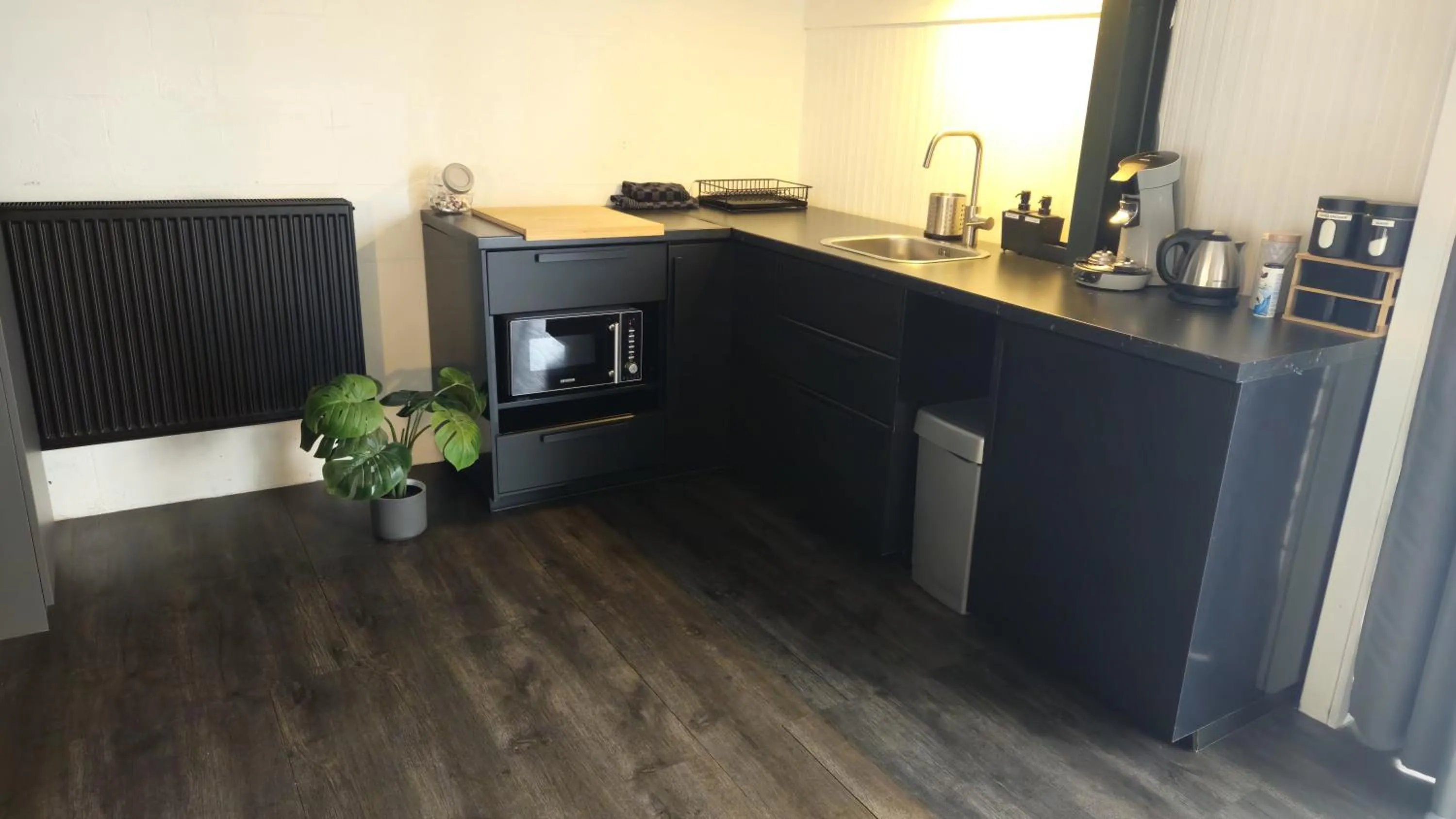 Kitchen or kitchenette in Boathouse Amsterdam with bikes