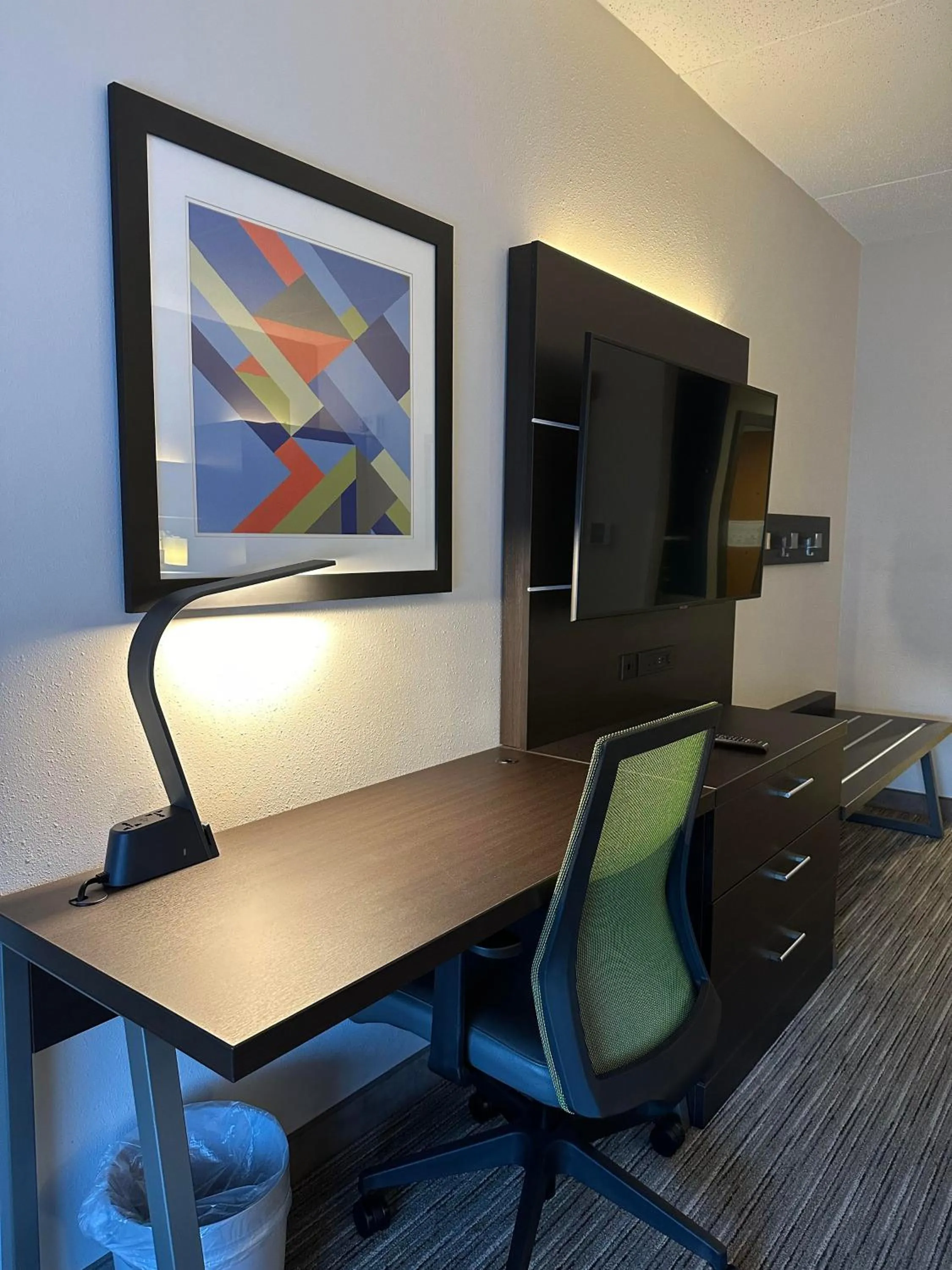 TV and multimedia in Holiday Inn Express & Suites - Prospect Heights by IHG