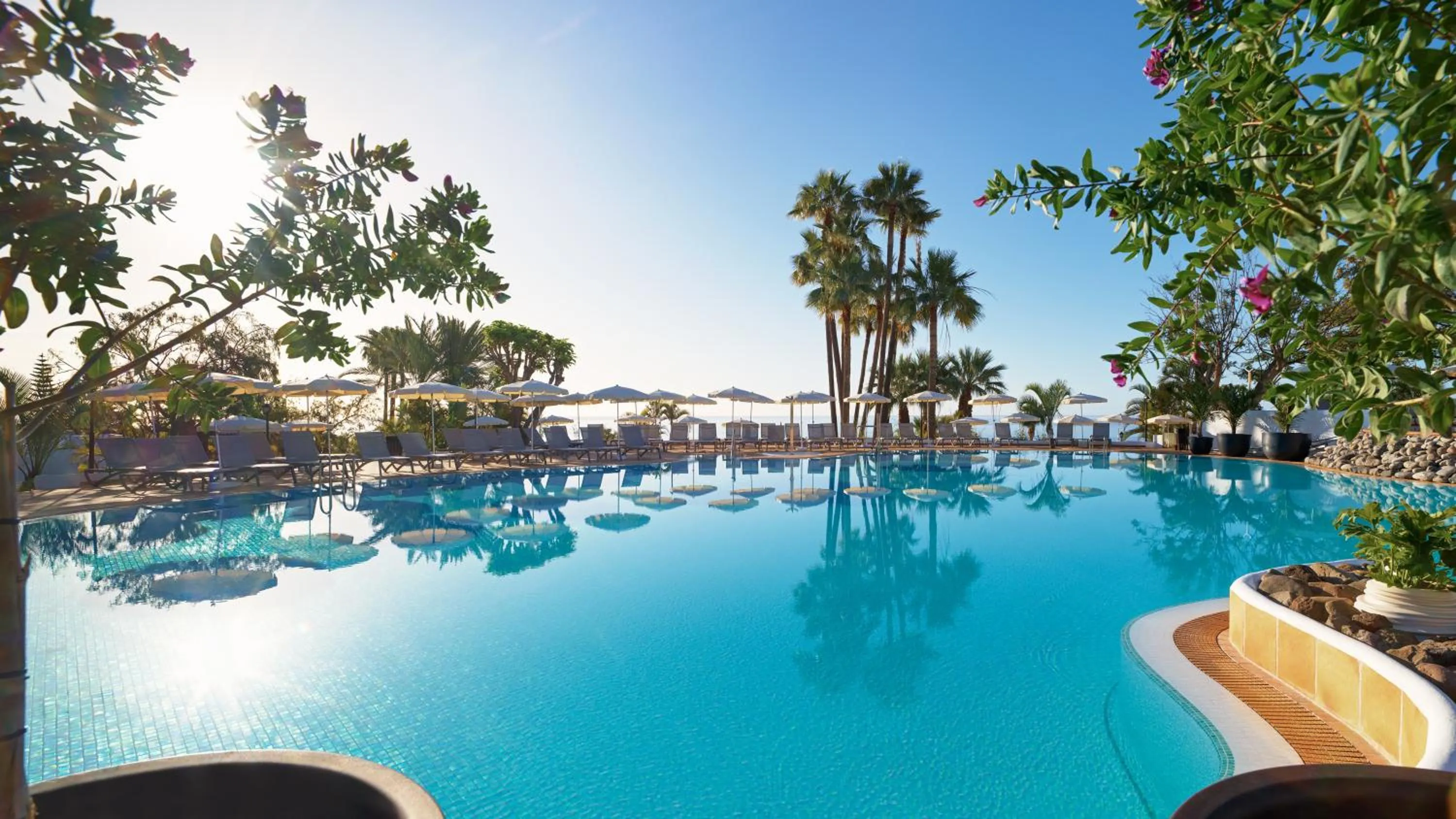 Swimming pool in Hotel Jardín Tecina